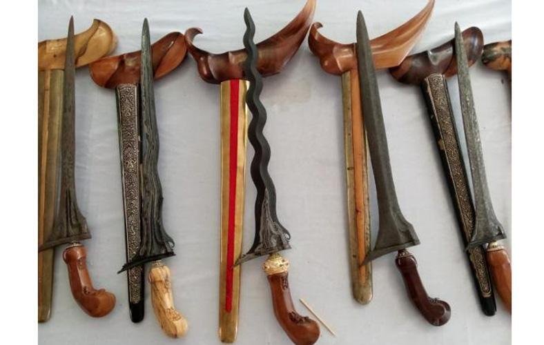 波状の刃のダガー　クリス　インドネシア 波状の刃のダガー クリス インドネシア （Kerisの製作が見られる
