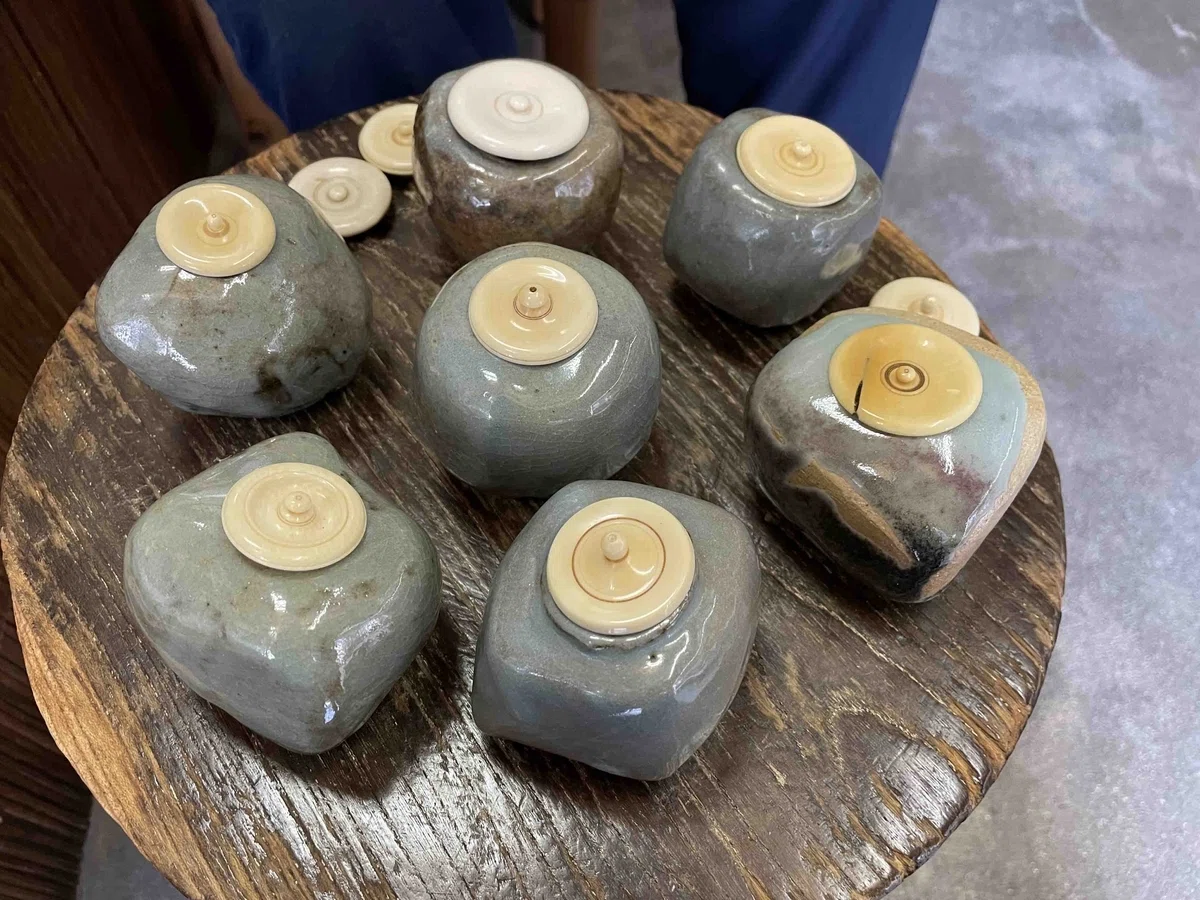 越前    茶入　　牙蓋　　　94 焼〆茶入 藤森暉彬(作) 牙蓋 仕服 共箱 | 古美術ささき