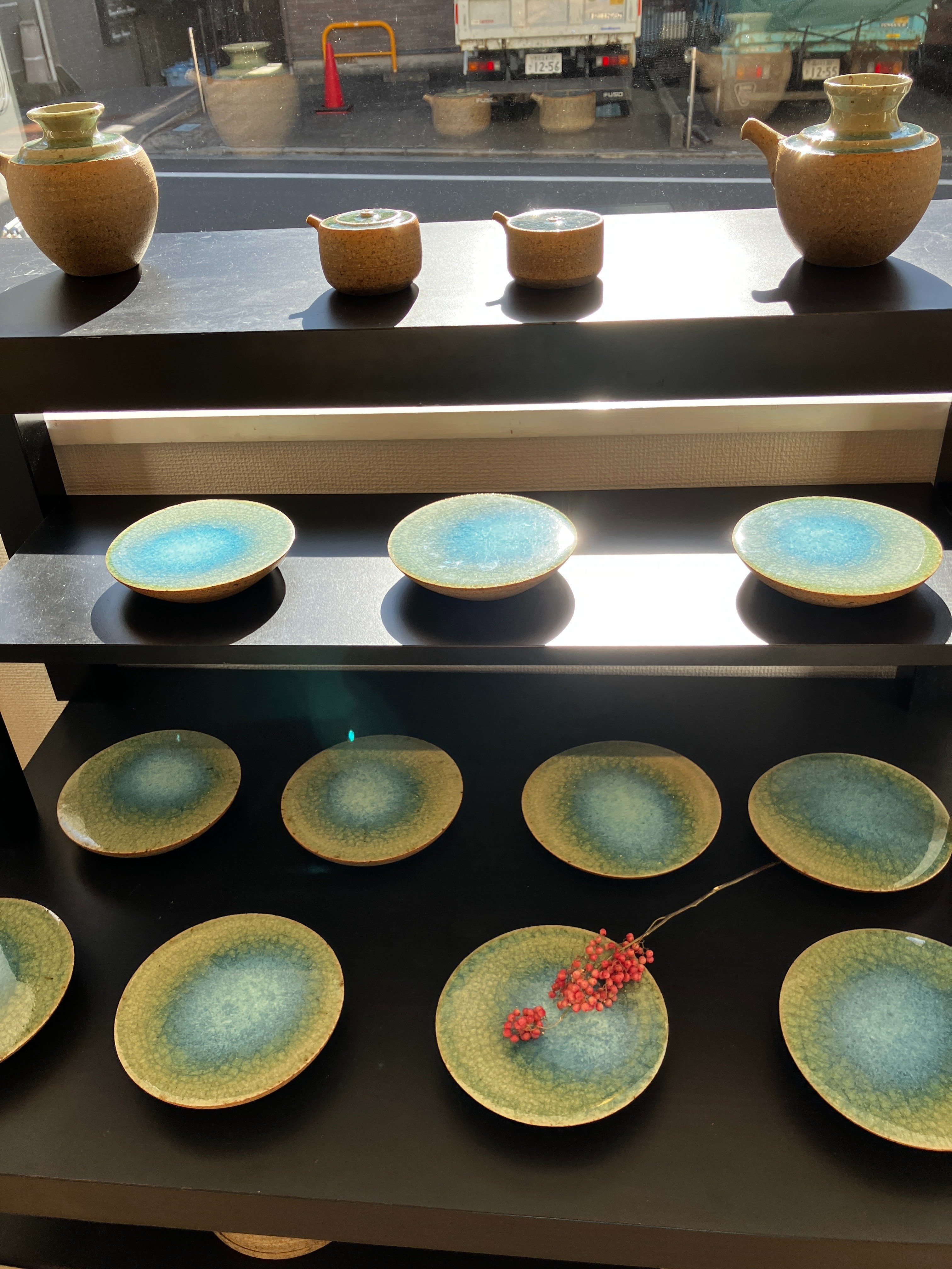 日展作家　鈴木紀文作　灰釉辰字文花器　瀬戸焼　足付き　華道 日展作家 鈴木紀文作 灰釉辰字文花器 瀬戸焼 足付き