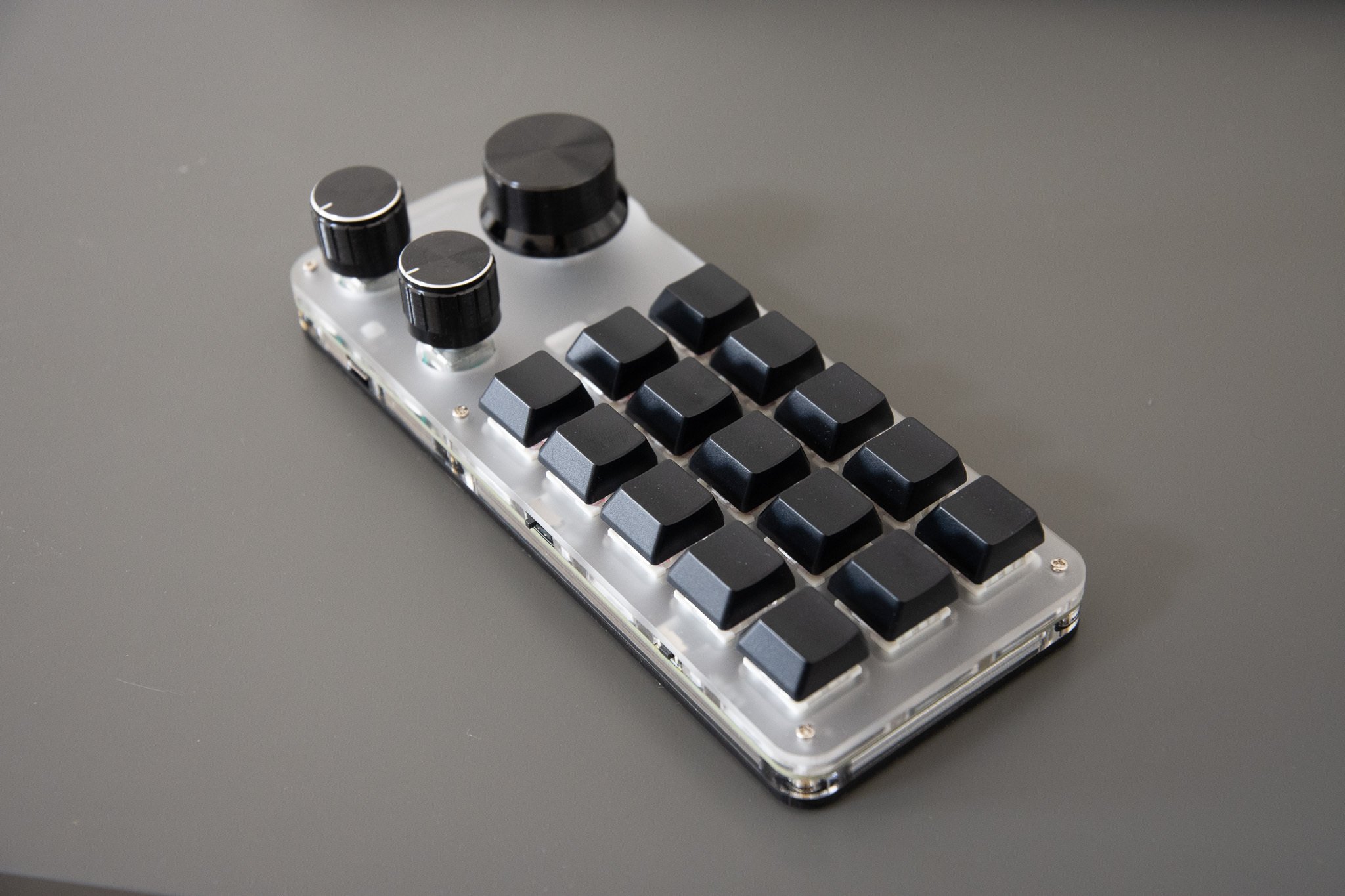 SIKAI CASE マクロキーボード 2023新型 片手キーボード3種接続を支持2.4Gドングル付き7色のRGB 赤軸メカニカルキーボード SIKAI CASE マクロキーボード 2023 新型番 片手キーボード3種接続