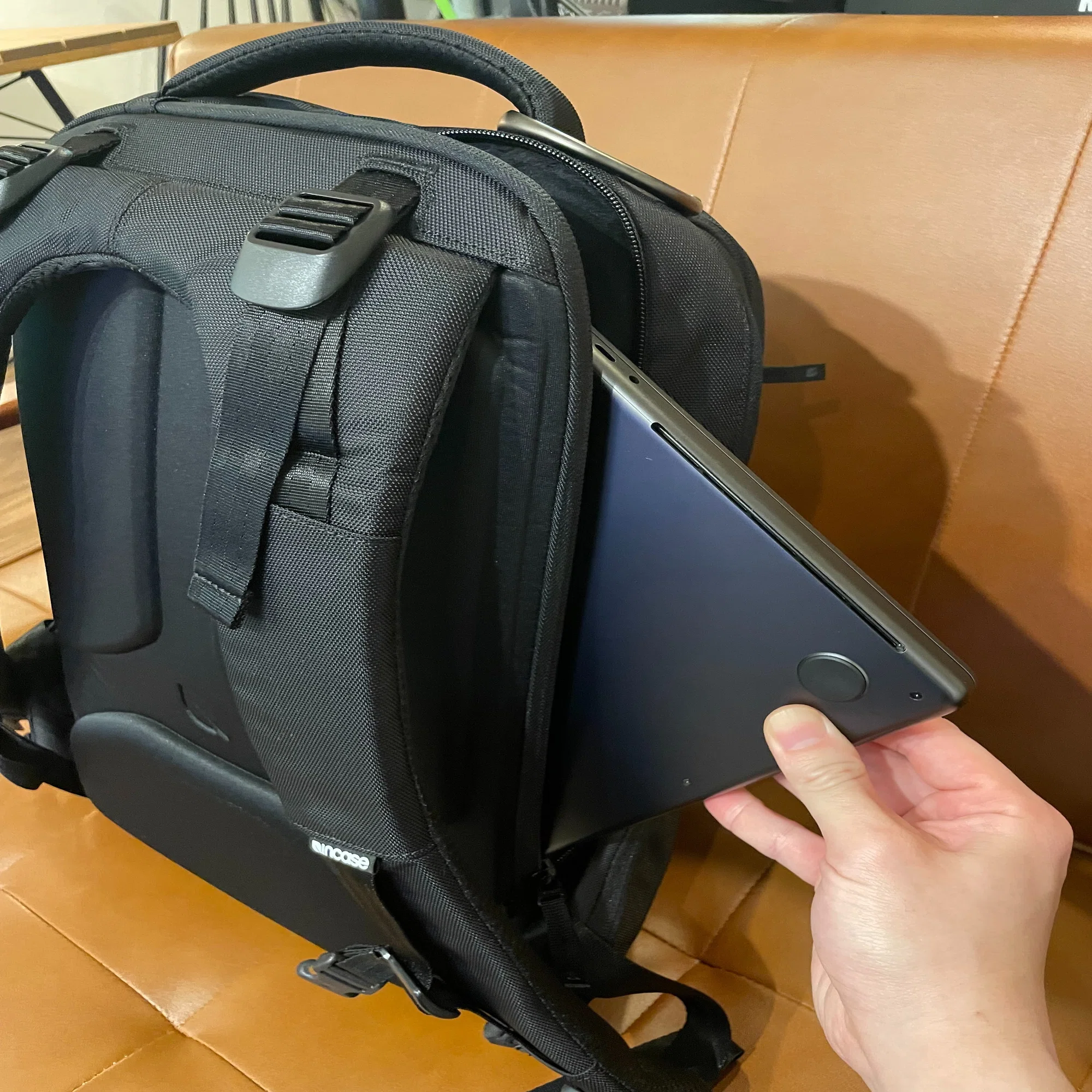 長期レビュー】Incase ICON Backpackを6年間使った本音｜fast_seal