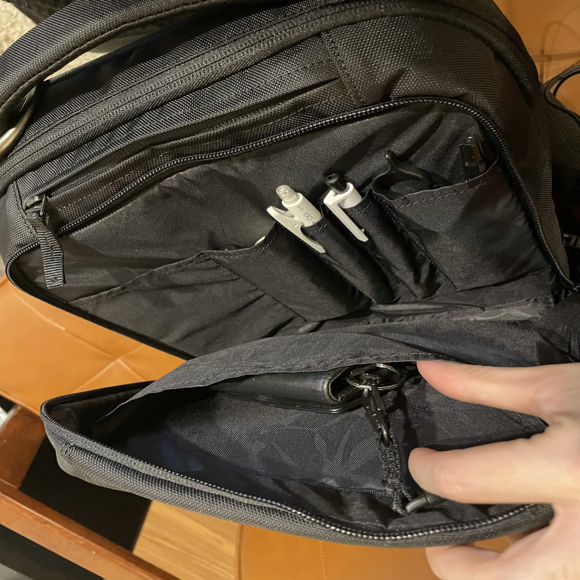 長期レビュー】Incase ICON Backpackを6年間使った本音｜fast_seal