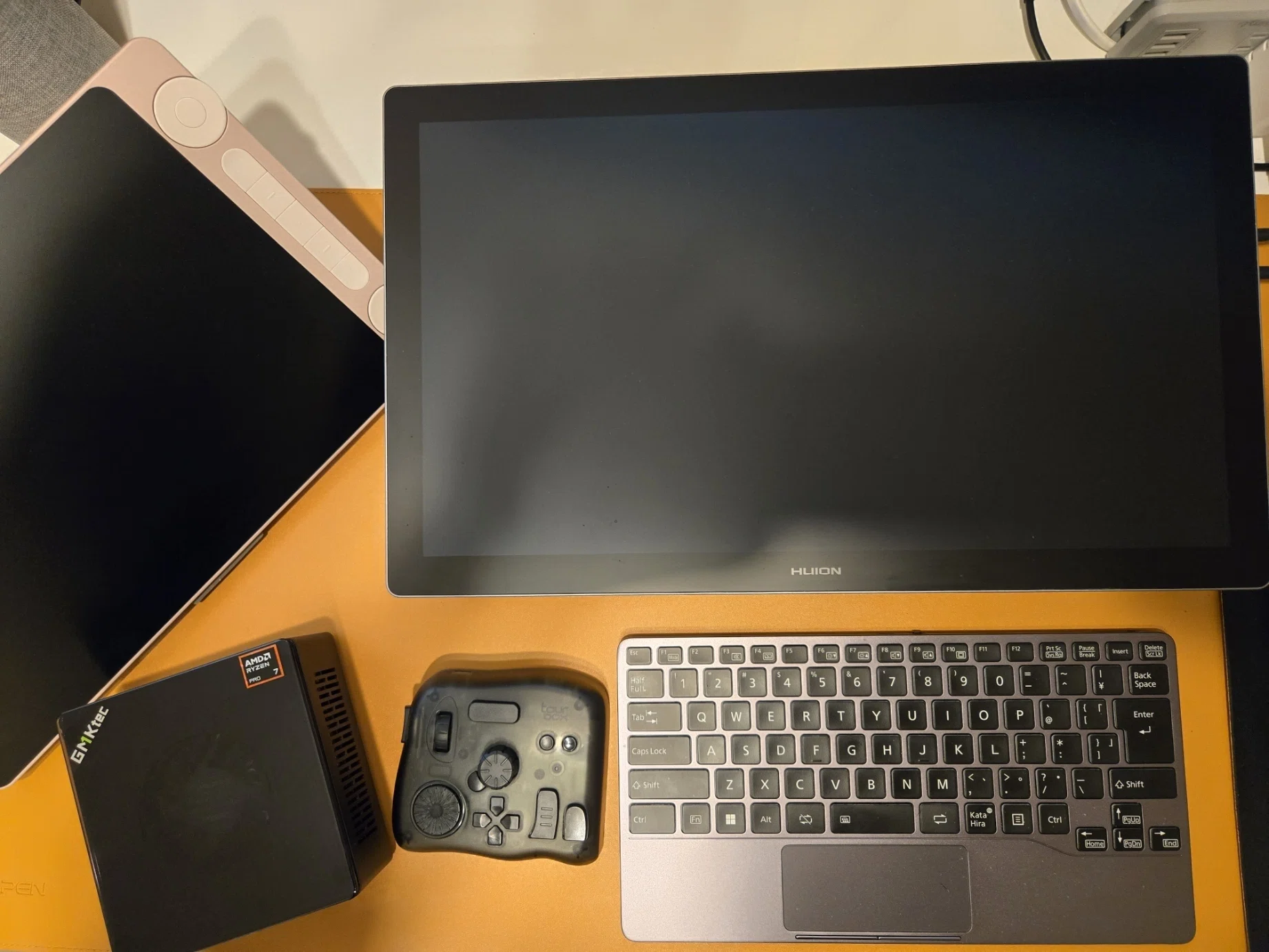 超小型デスクトップPCと19インチ液タブ（PCモニタ兼用）・漫画 