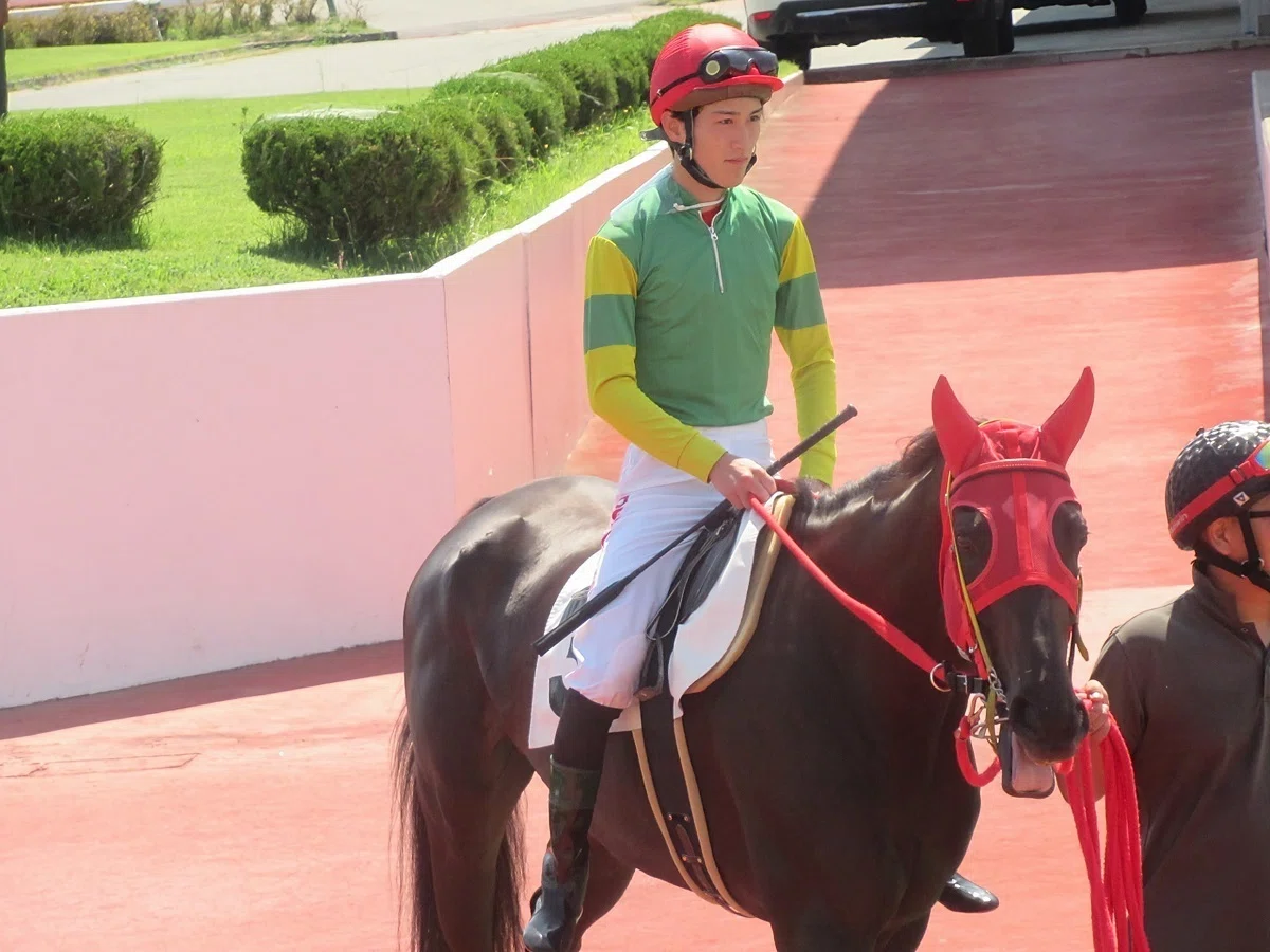 盛岡競馬場パドックの岩本怜騎手
