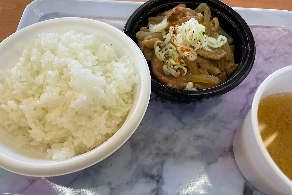 盛岡競馬場満ぷく道場ホルモン煮込み定食