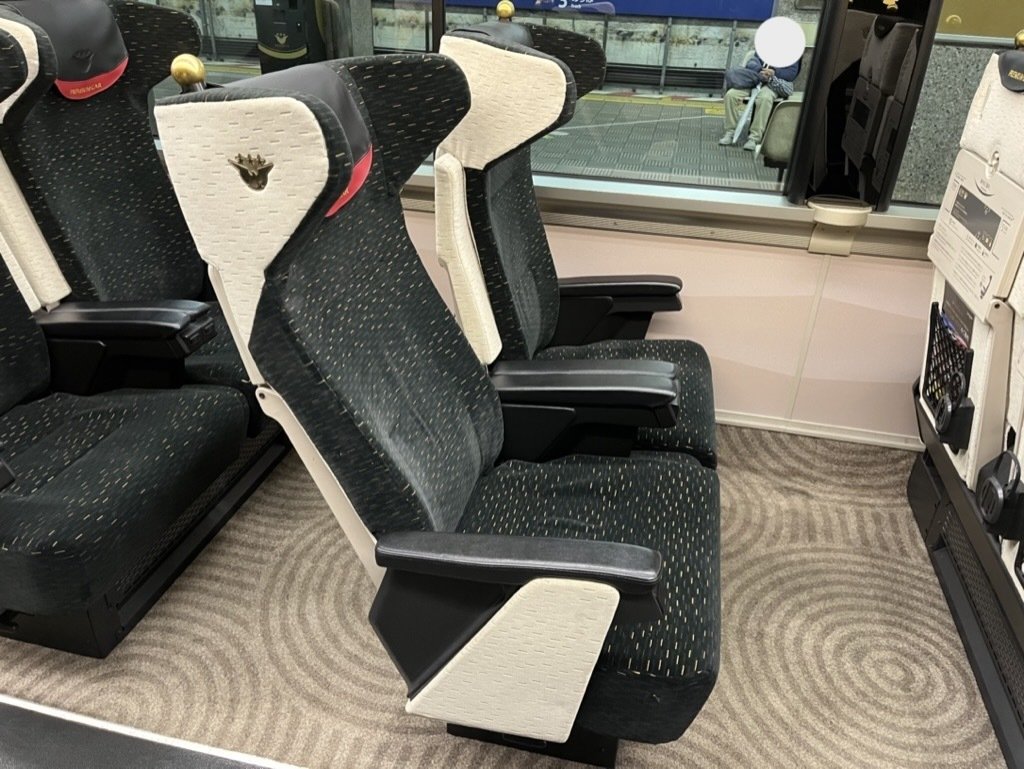 ワンコインで電車が超快適な空間に！（京阪電車プレミアムカー）｜ノブ