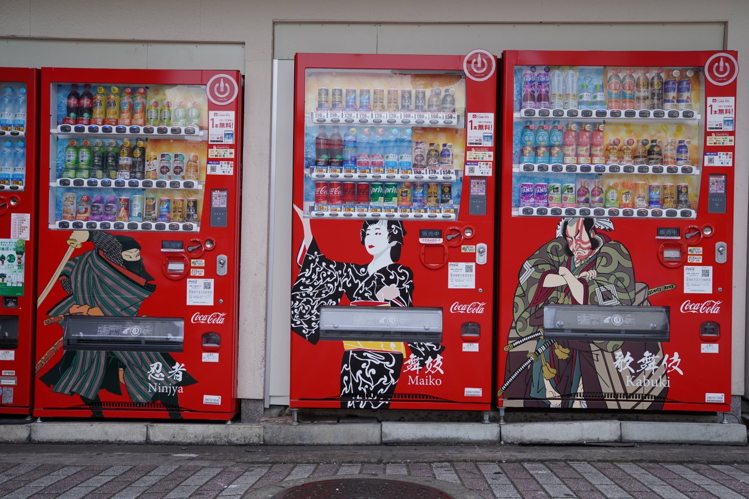 自動販売機 色々な図柄があるのね！｜めいな