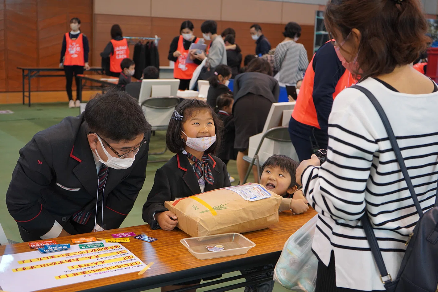 日頃のマニュアルを離れ、真剣に職業体験イベントを企画する「みんなの