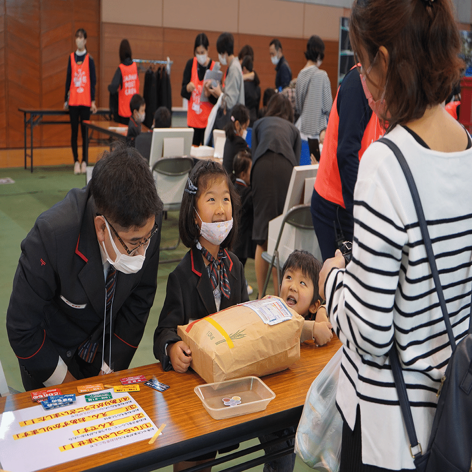 日頃のマニュアルを離れ、真剣に職業体験イベントを企画する「みんなの