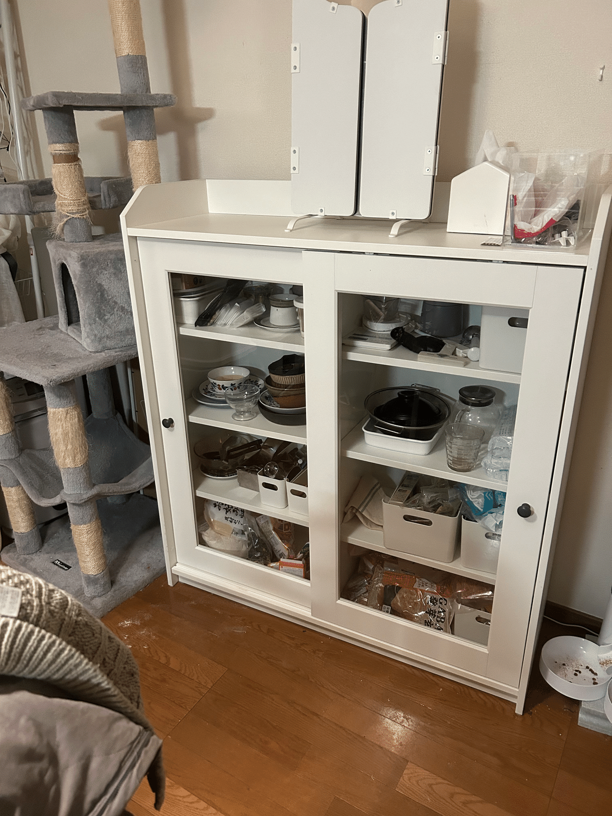 IKEA HAUGA・コレクションケース 食器棚 年末年始にでかい食器棚を据えつける|枚子
