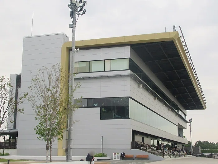 名古屋競馬場メインスタンド