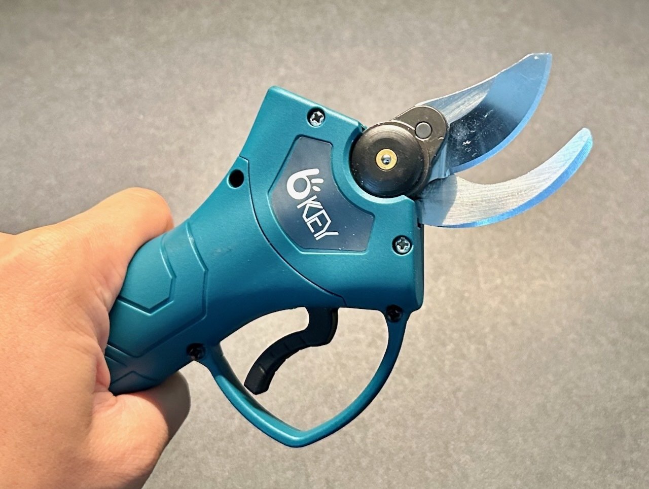 マキタ互換の充電式剪定バサミがとても優秀！｜NEO TOKYO TV