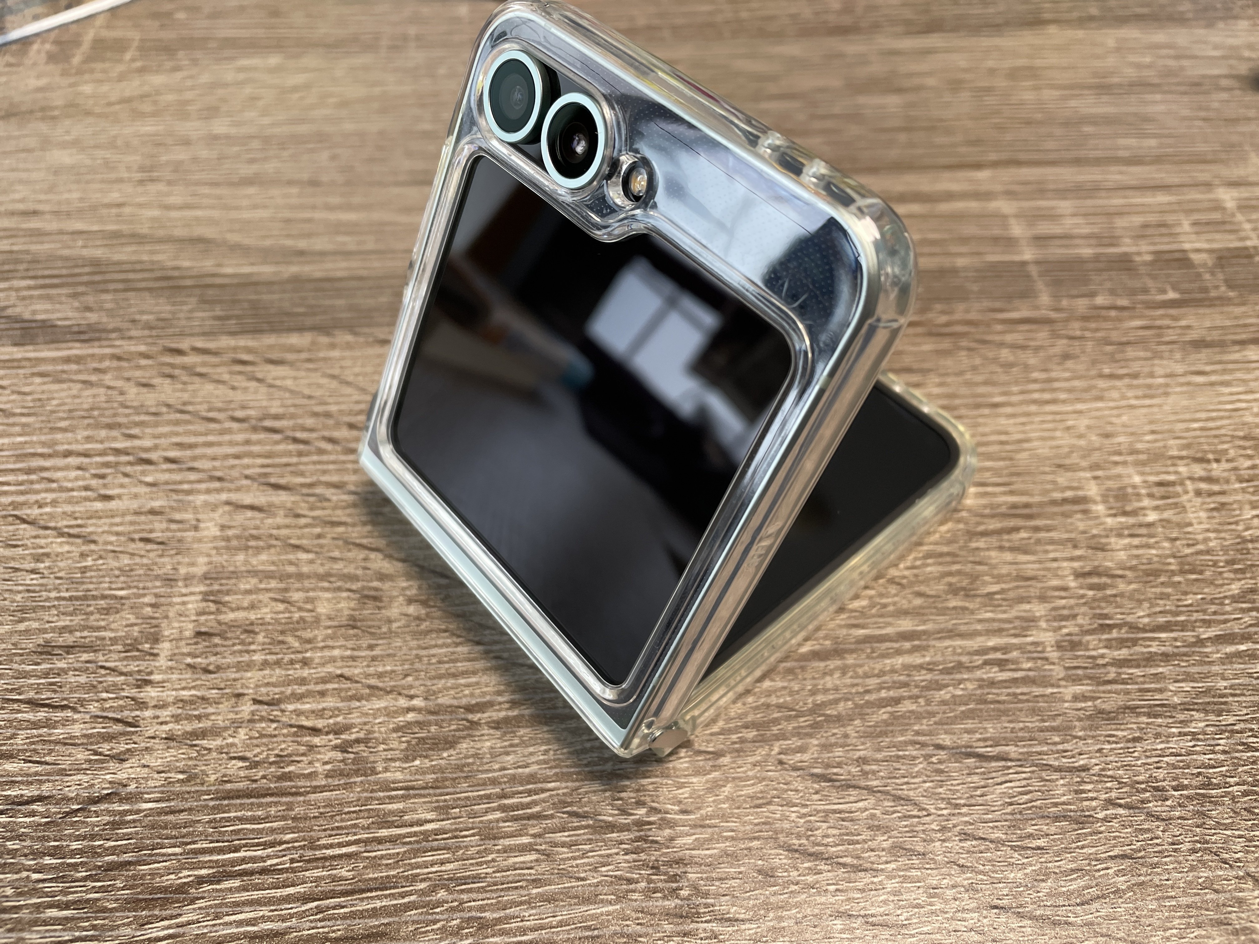 折りたたみスマホを買った うれしすぎ|よざひかる 折りたたみスマホを買った うれしすぎ|よざひかる
