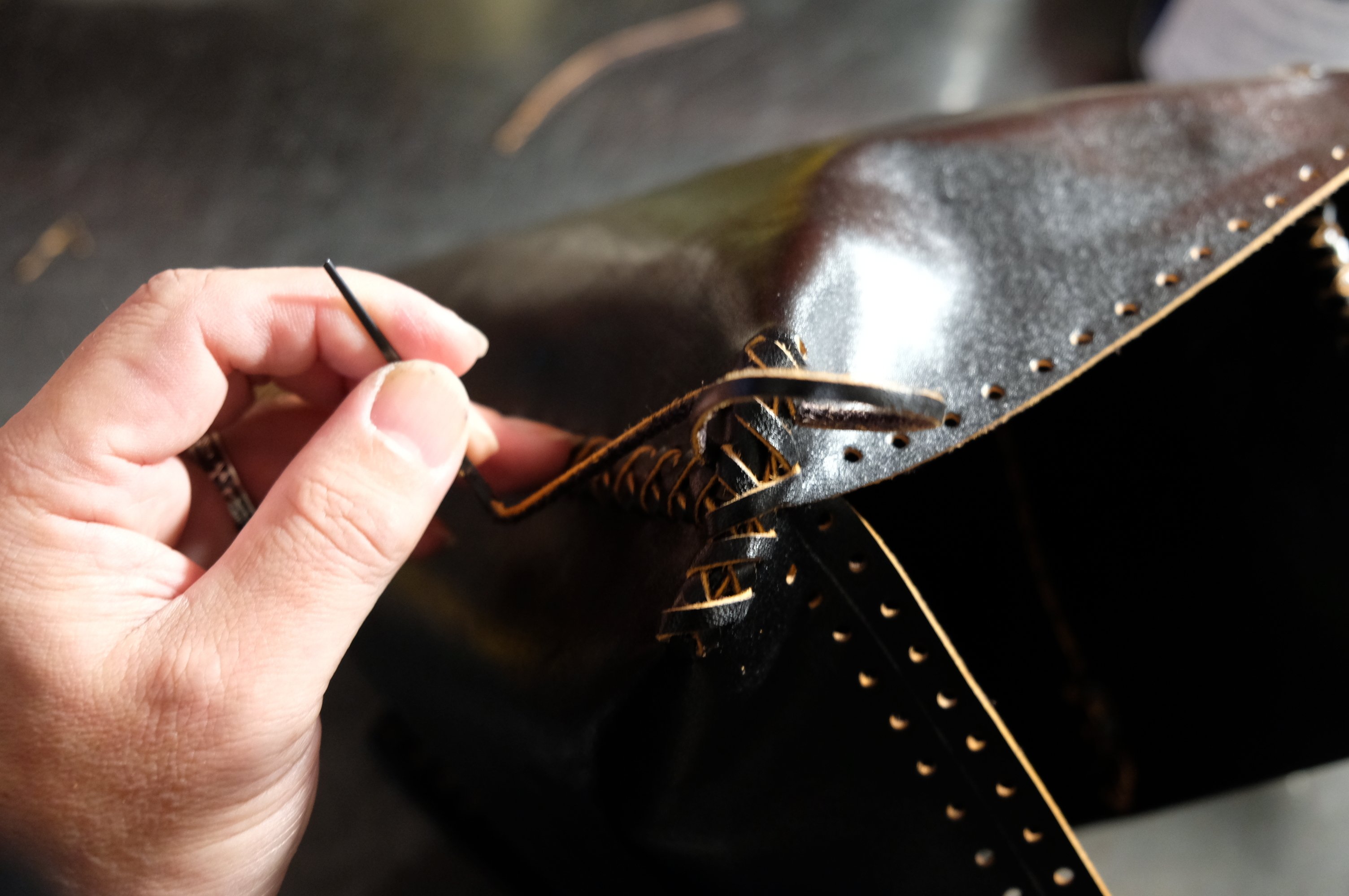 茶芯の断面がアクセントになった馬革の黒いクラッチバッグ 茶芯の断面がアクセントになった馬革の黒いクラッチバッグ