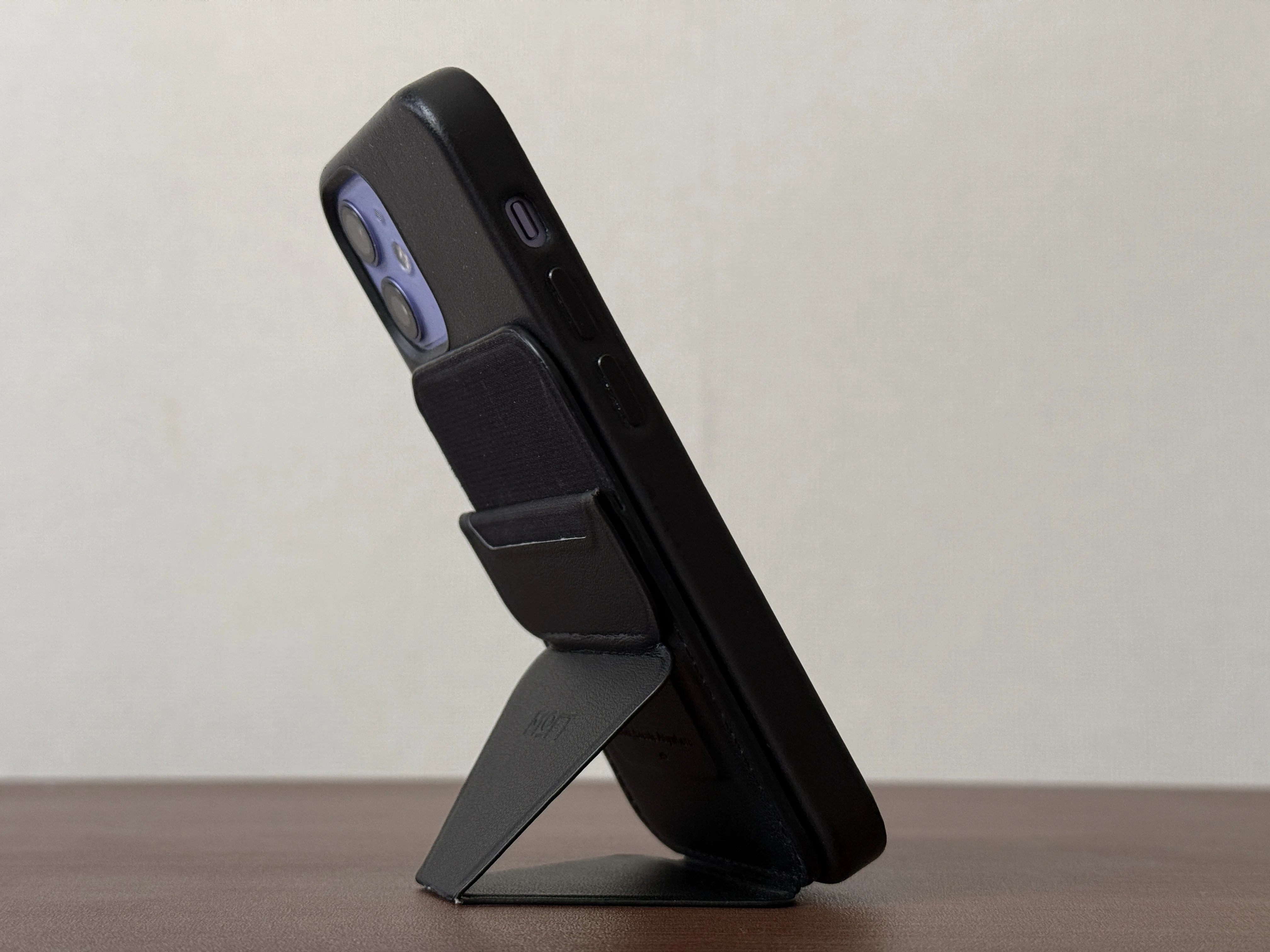 iPhone16Pro Max用に買ったMOFTのスタンドが使いやすかった話｜ぽーる