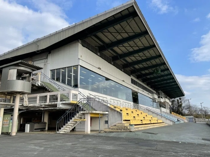 笠松競馬場東スタンド