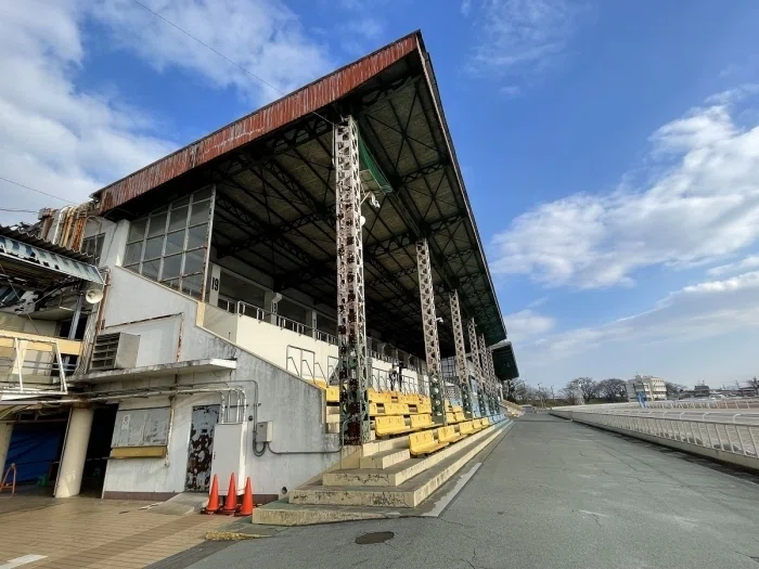 笠松競馬場中央スタンド