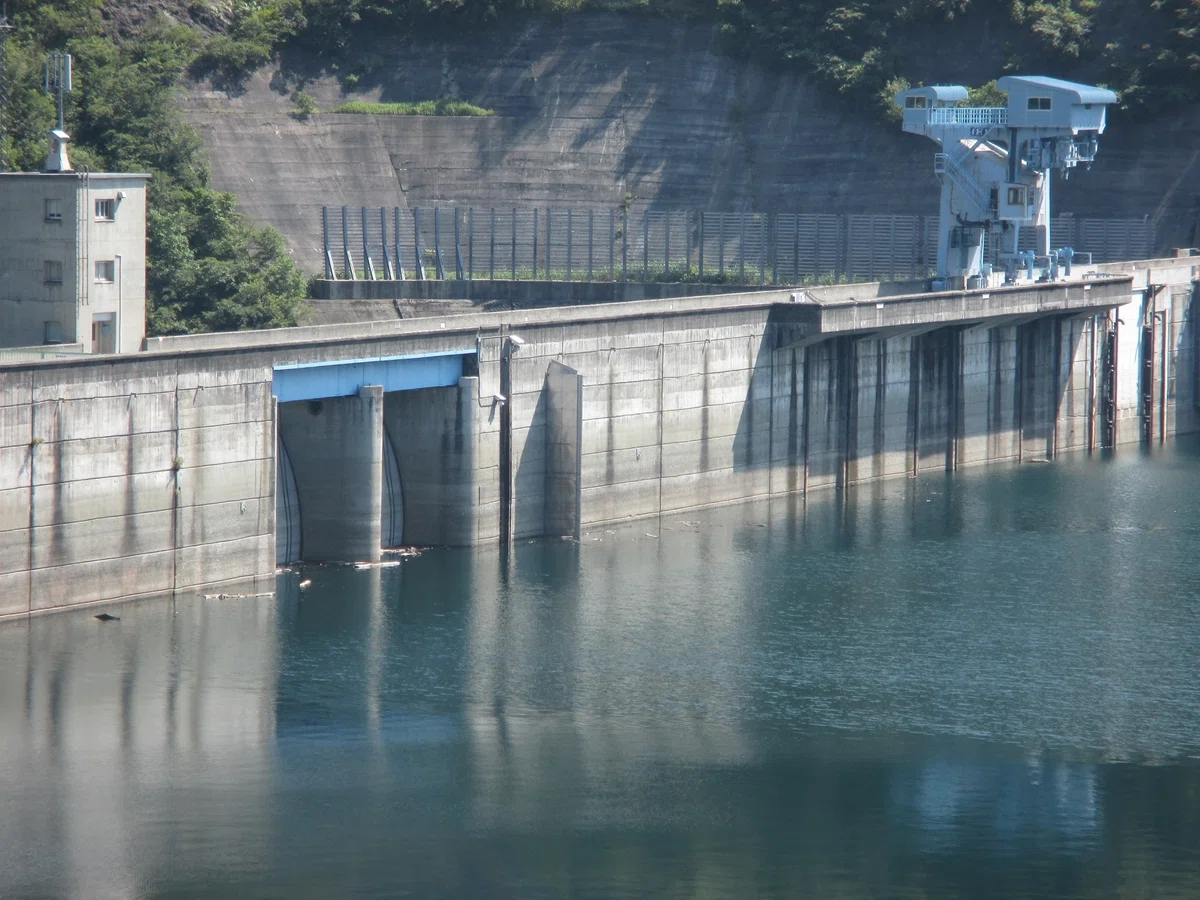 奥只見ダム 新潟県 堤体上 クレーン