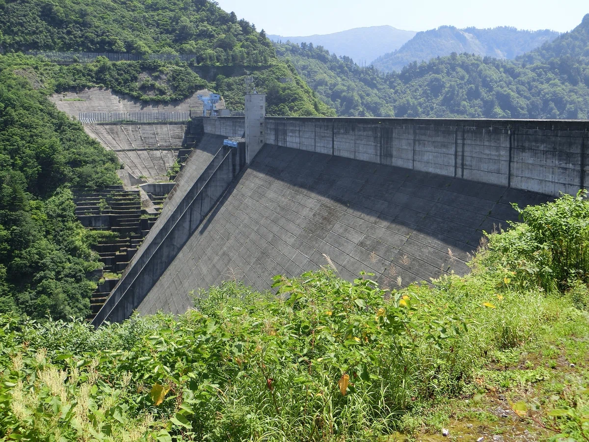 奥只見ダム 新潟県 堤体正面 重力式コンクリートダム