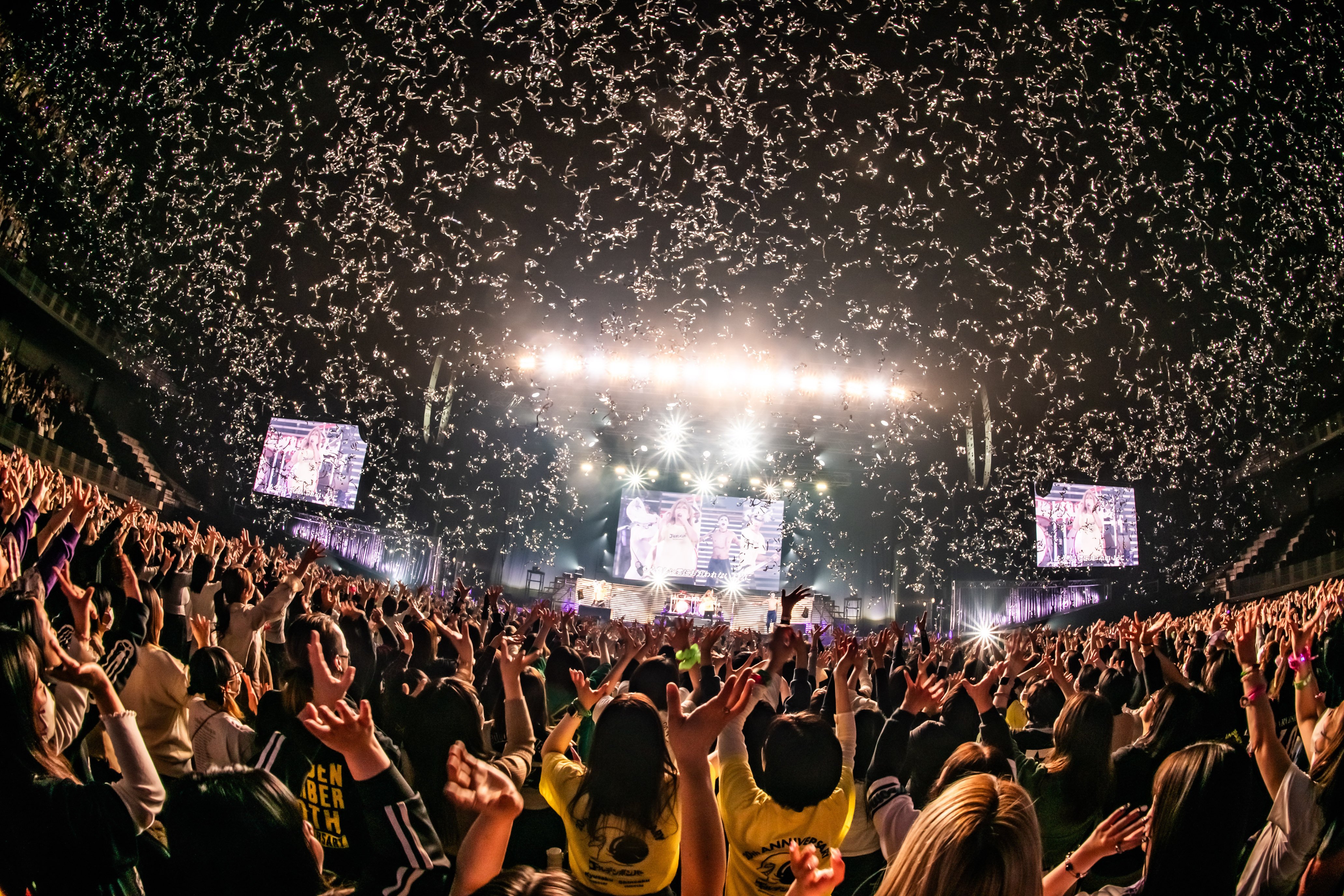 ゴールデンボンバー、20周年アリーナライブ「旧作-kyusaku-」初期の