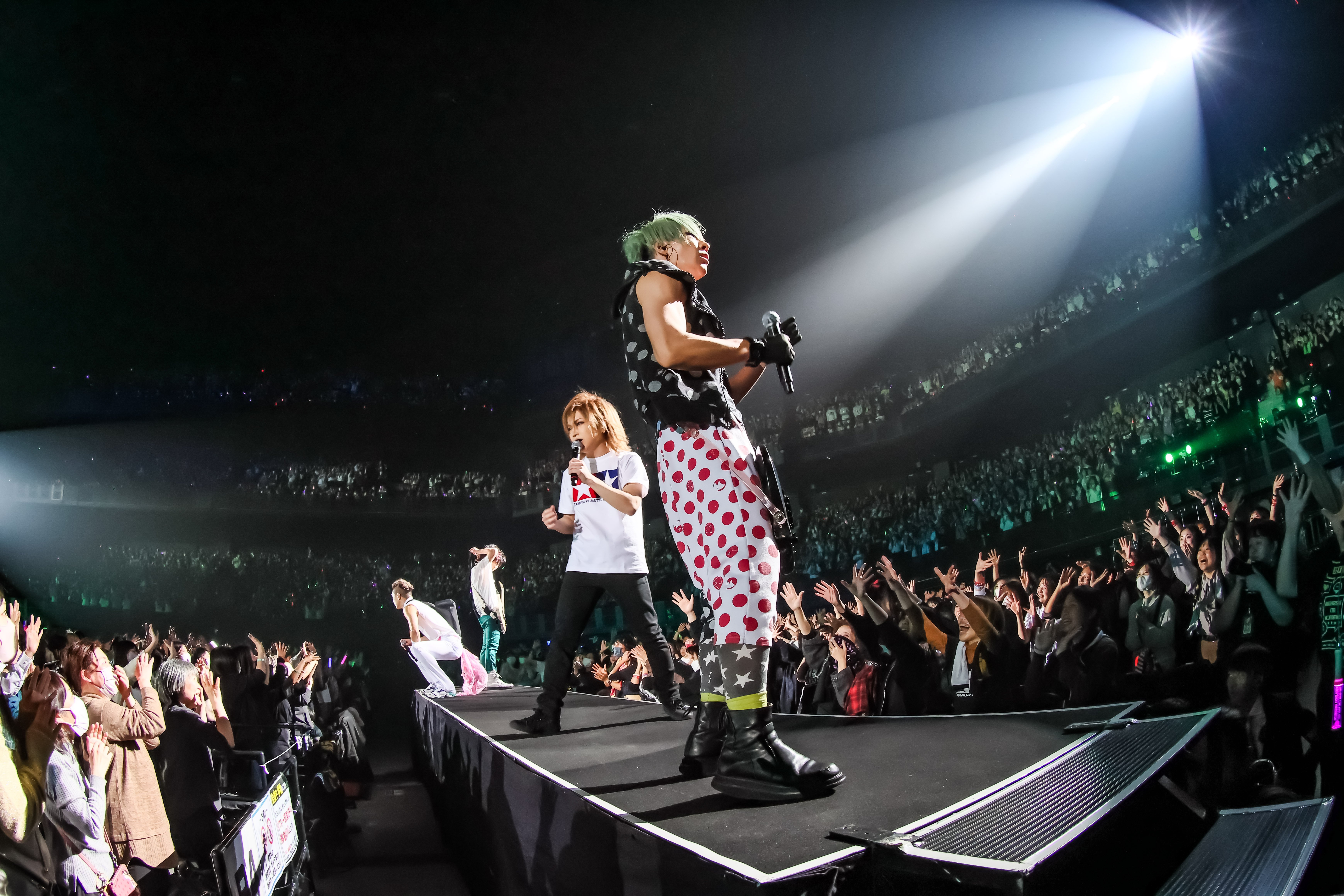 ゴールデンボンバー、20周年アリーナライブ「旧作-kyusaku-」初期の