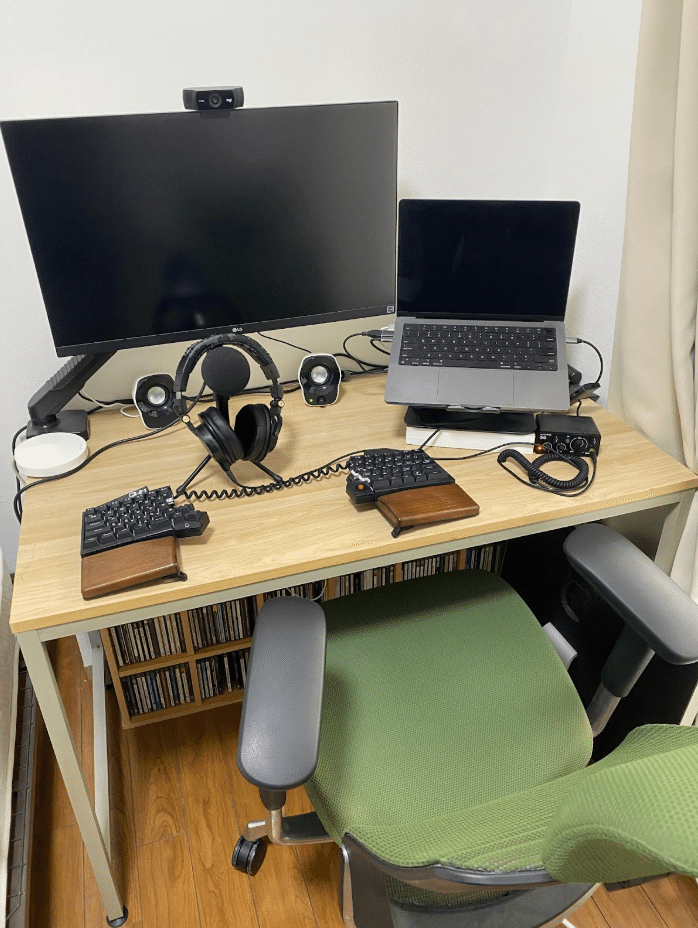 SF映画のようなデスク環境を実現！ SF映画のようなデスク環境を実現！ SF映画のようなデスク環境