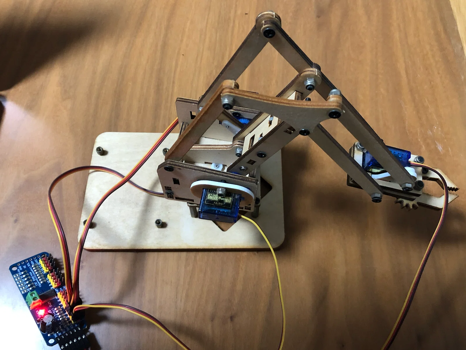 ESP32 プログラム】複数のサーボモータを制御するサーボモーター