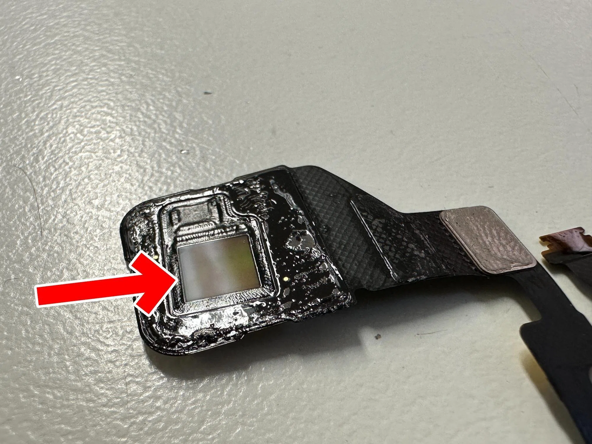 Pixel8aの画面交換でガラス割れと何も映らない故障が改善！郵送修理