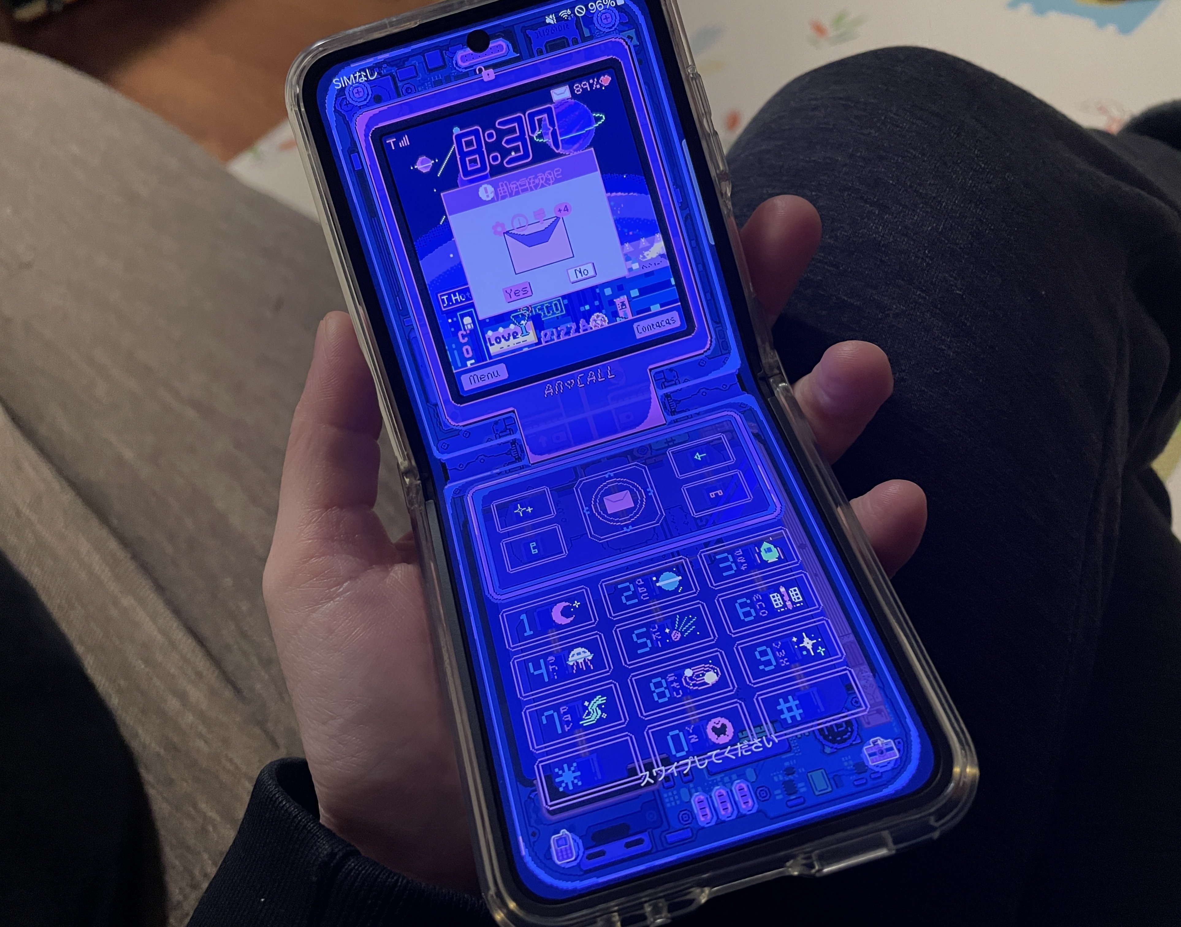 折りたたみ携帯電話　残りの分 Galaxy Z Flip」縦折りパカパカスマホをガチガッチに触ってきた
