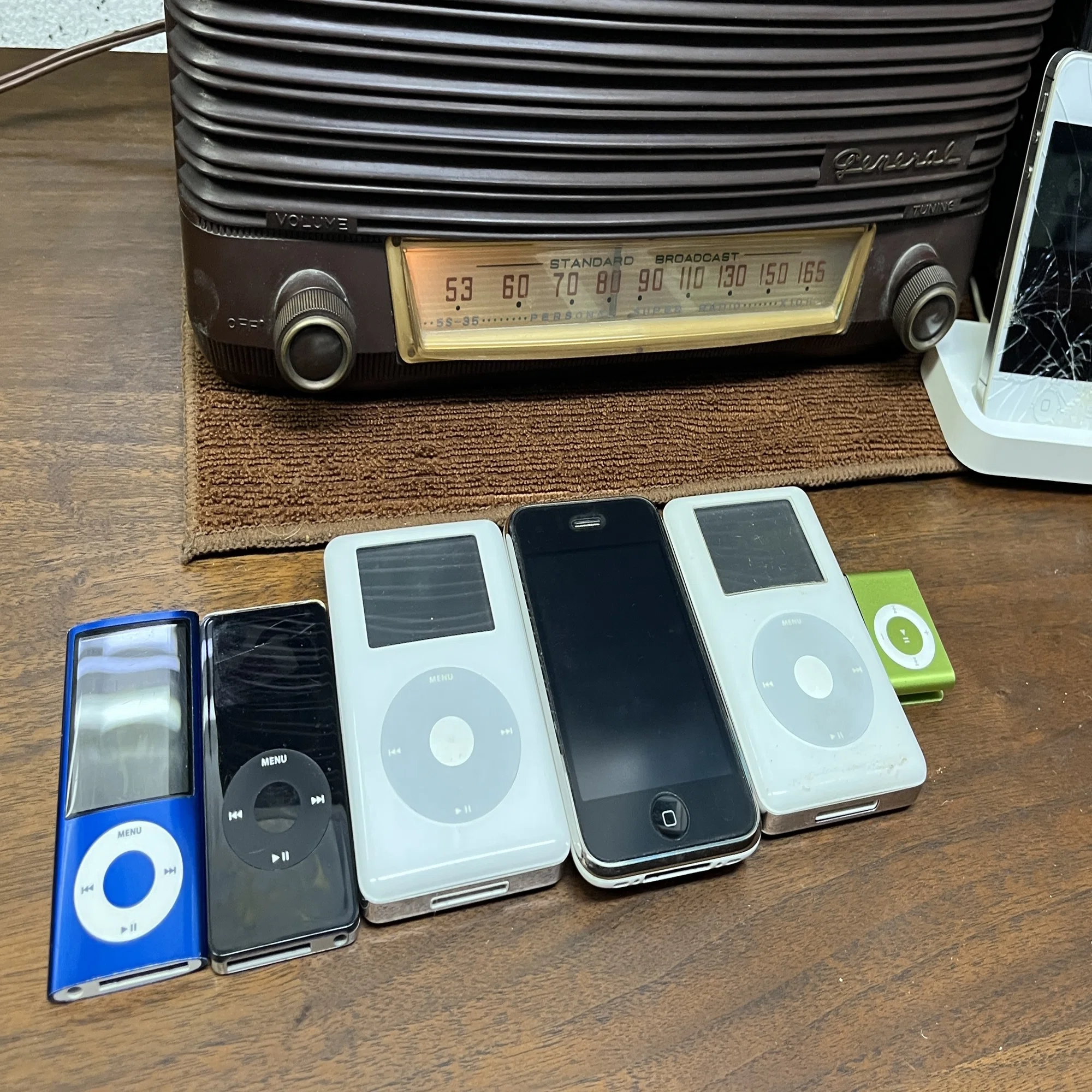 ?General真空管ラジオ - 古いiPhoneを繋いでみた -｜長畑ひろのり