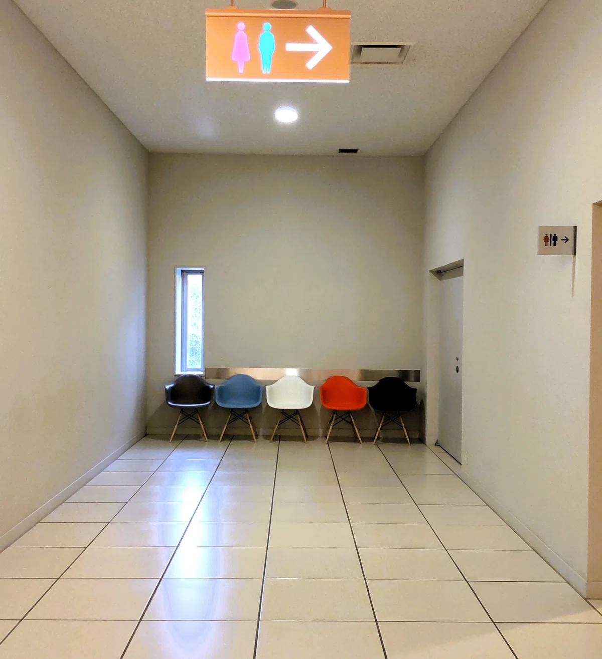 大塚国際美術館、トイレ前の椅子