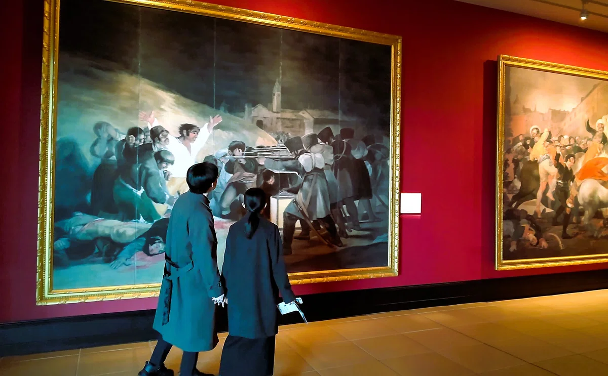 絵を見るカップル。フランシスコ・デ・ゴヤ《1808年5月3日:プリンシペ・ピオの丘での銃殺》1814年【大塚国際美術館】