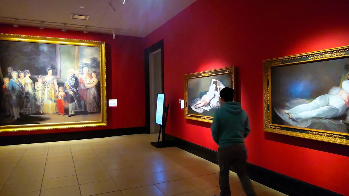 左からフランシスコ・デ・ゴヤ《カルロス4世とその家族》1800-1805、《裸のマハ》1800、《着衣のマハ》1805【大塚国際美術館】