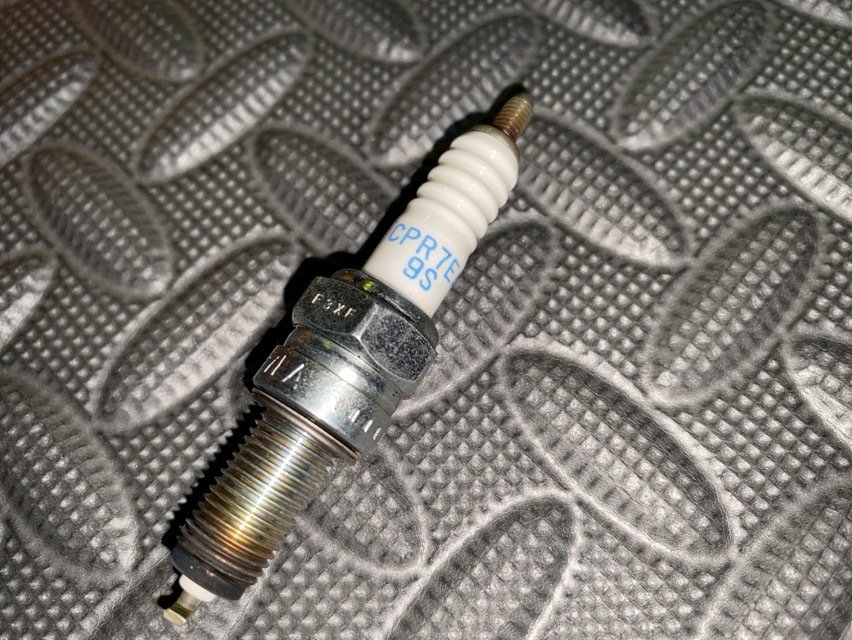 整備手帳】プラグ交換 NGK MotoDX CPR7EDX-9S @ グロム(JC92)｜ハコ点