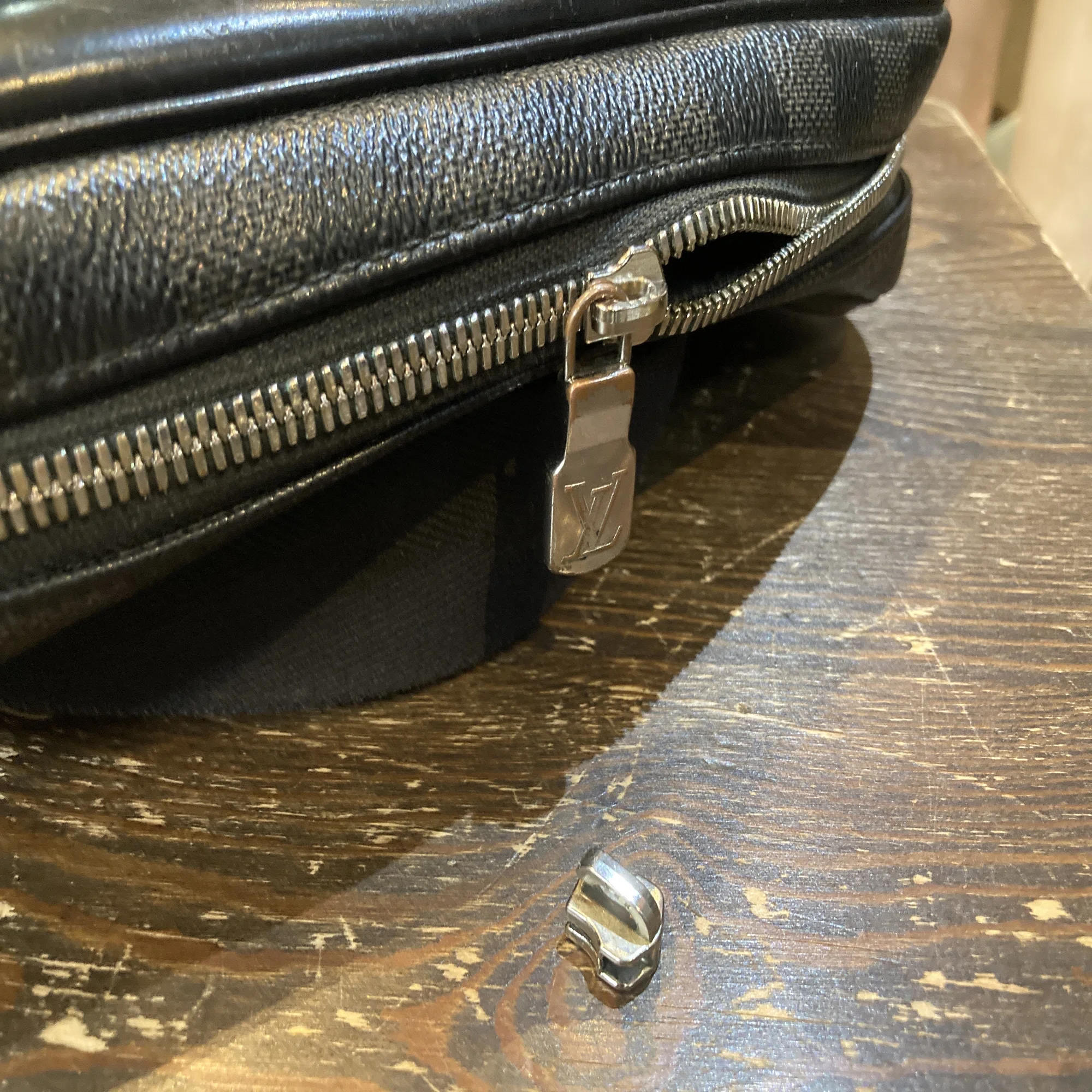 ファスナー修理/スライダー交換】Louis Vuitton/ルイヴィトン 