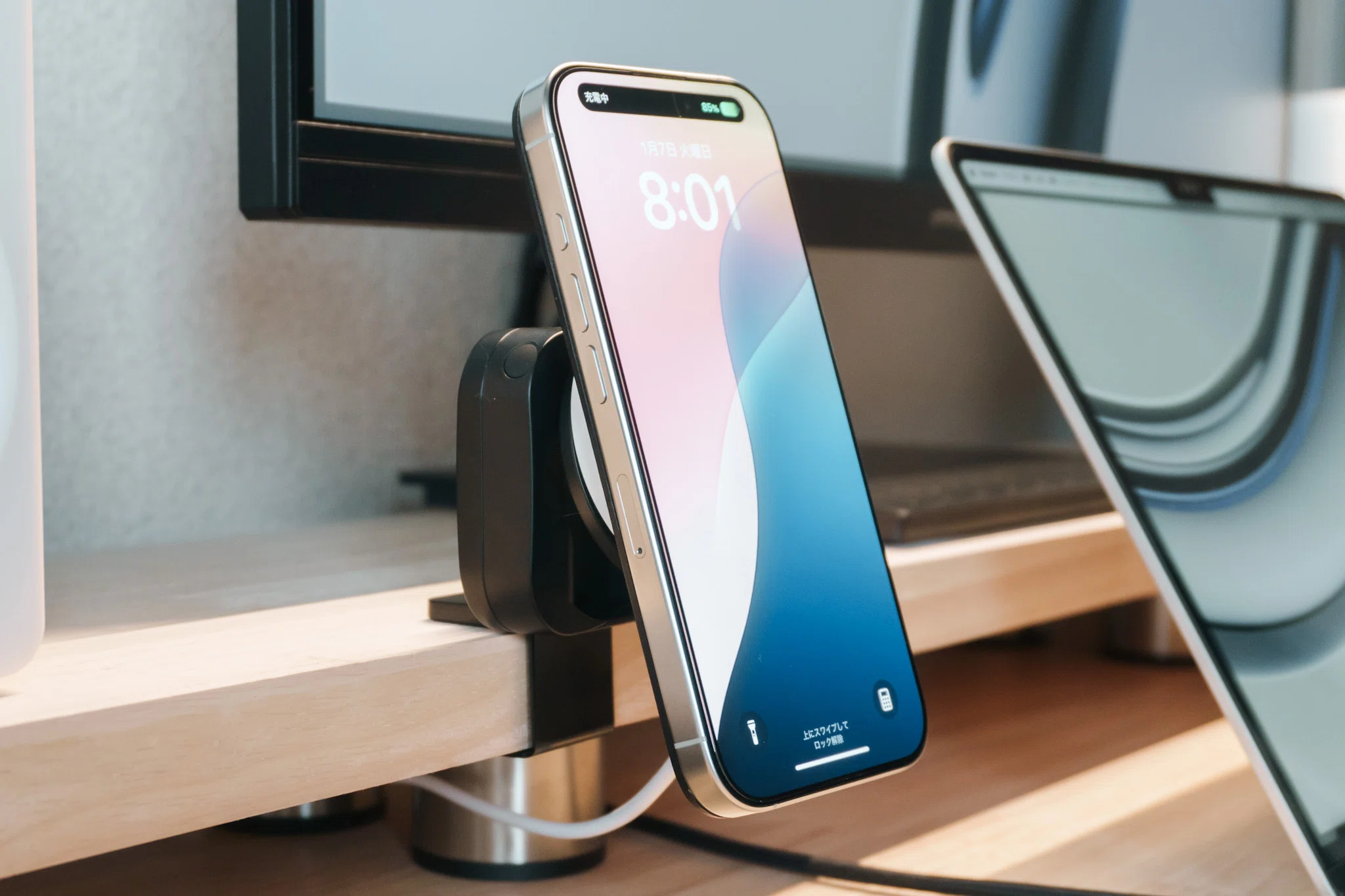 デスクシェルフにiPhoneを浮かせて充電する｜murasaki