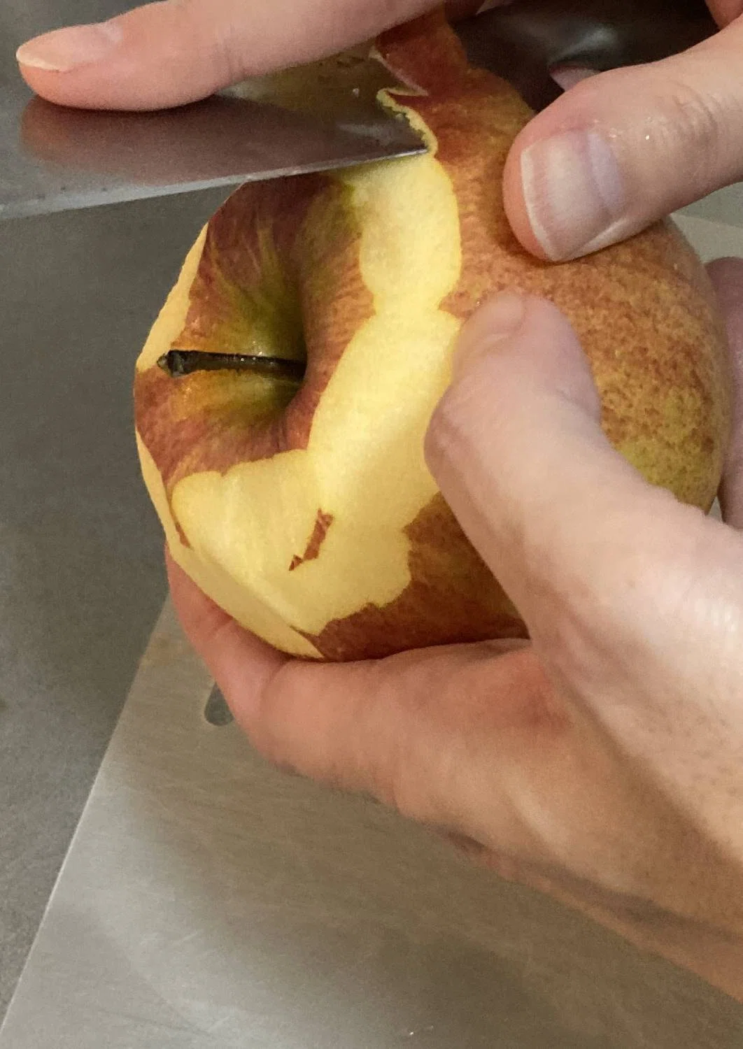 りんごの皮をむく料理下手