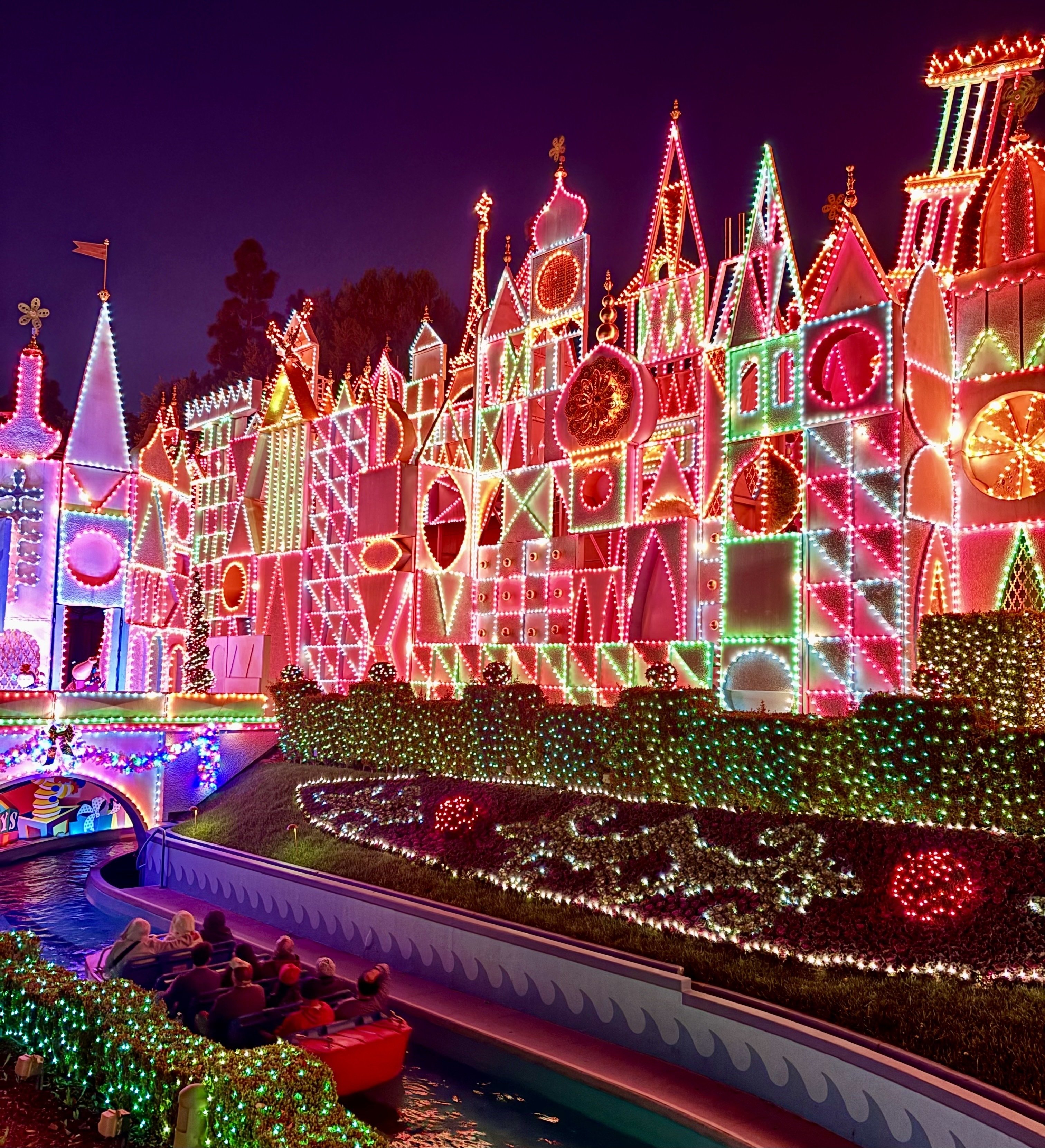 ディズニーランドカリフォルニアのドル カリフォルニアディズニーの スモールワールド🥹🫶🩷 お城は
