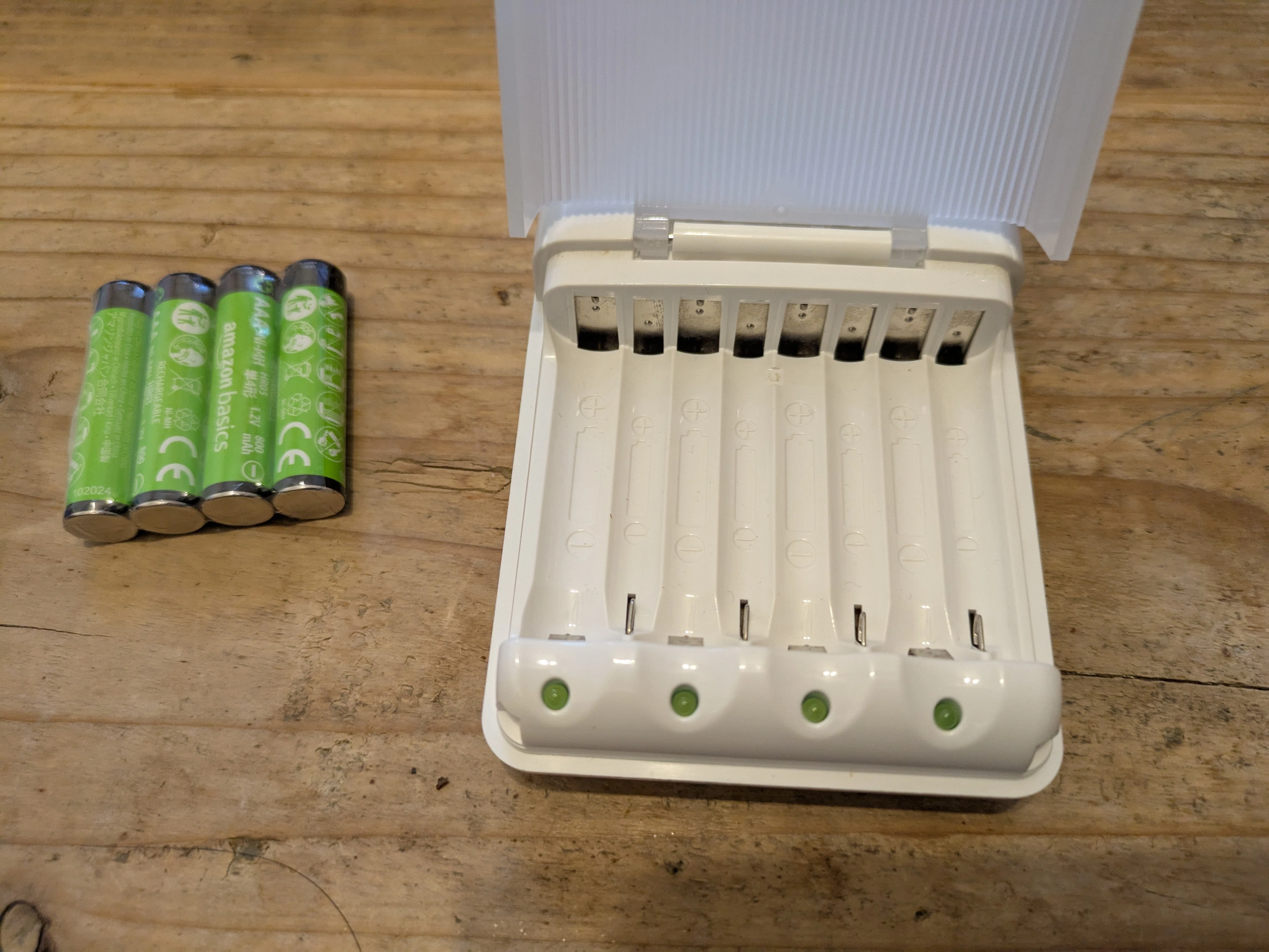 Amazonベーシック】「充電池 充電式ニッケル水素電池 単4形4個セット
