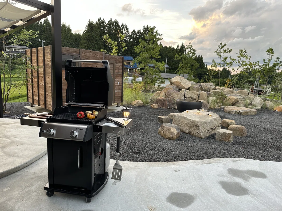 本格BBQを気軽に楽しめる】Weberガスグリル｜MARUMORI-STAY 風土