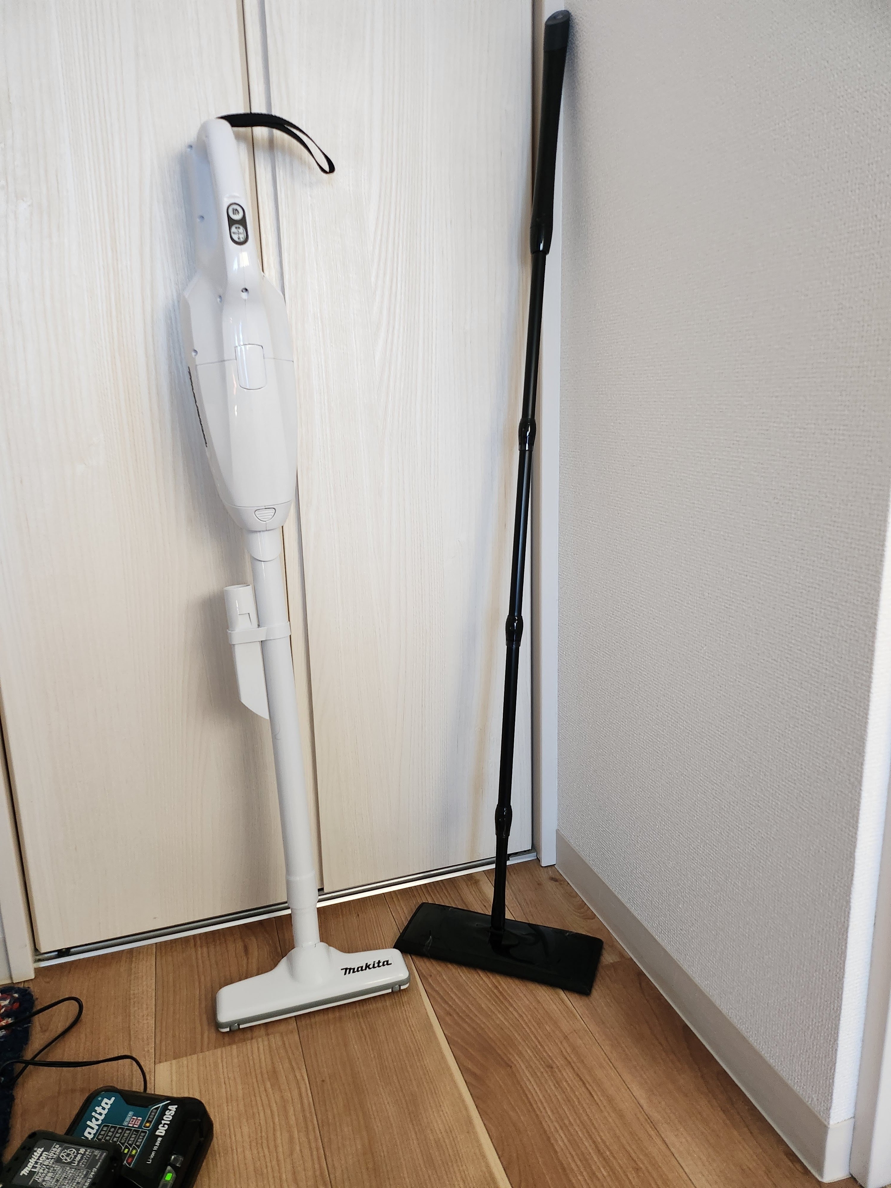 マキタ コードレス掃除機CL107」あえて時代を逆行する紙パック式は正義