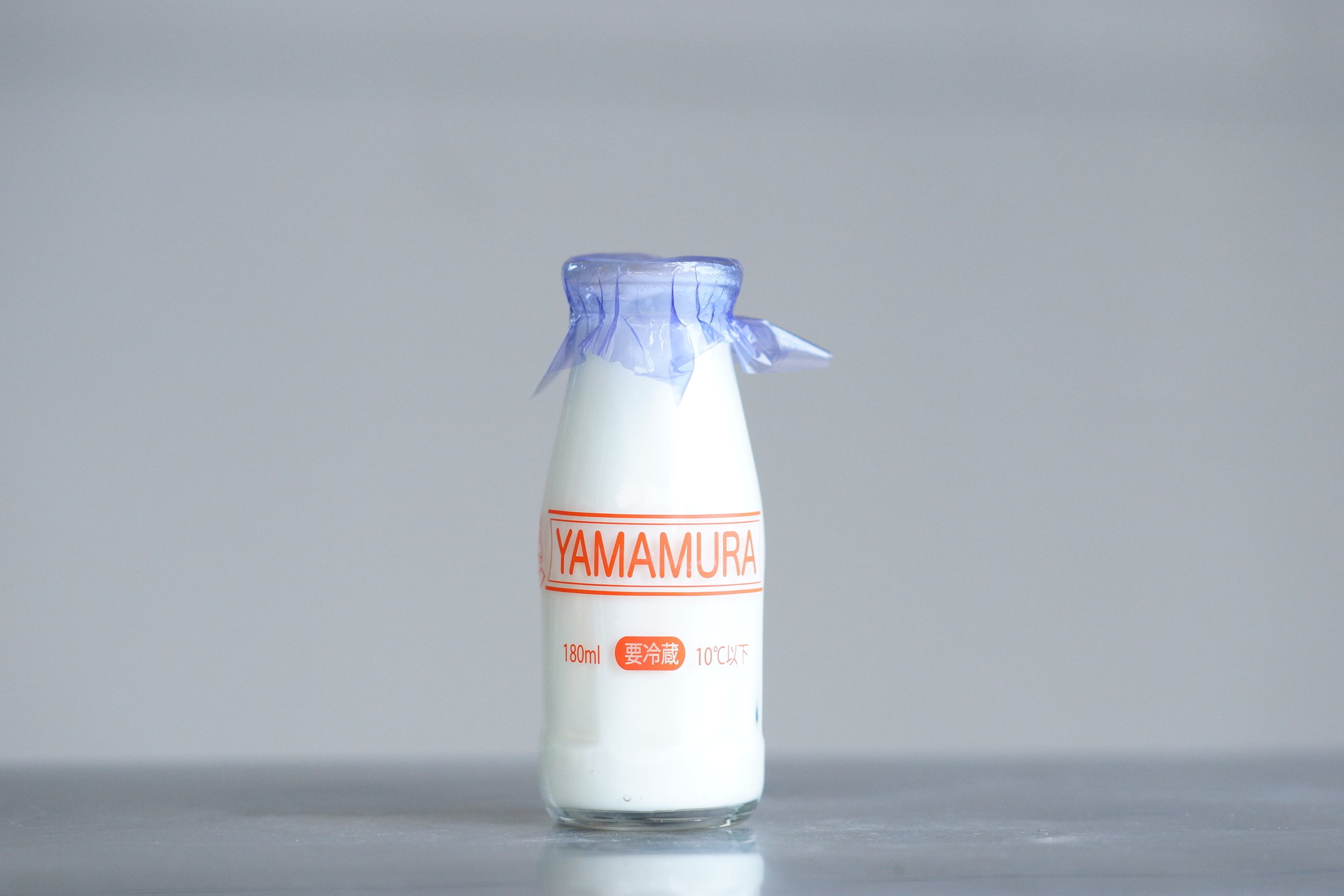 2025年は昭和100年！瓶牛乳のフィルムが「紫」の理由｜山村乳業