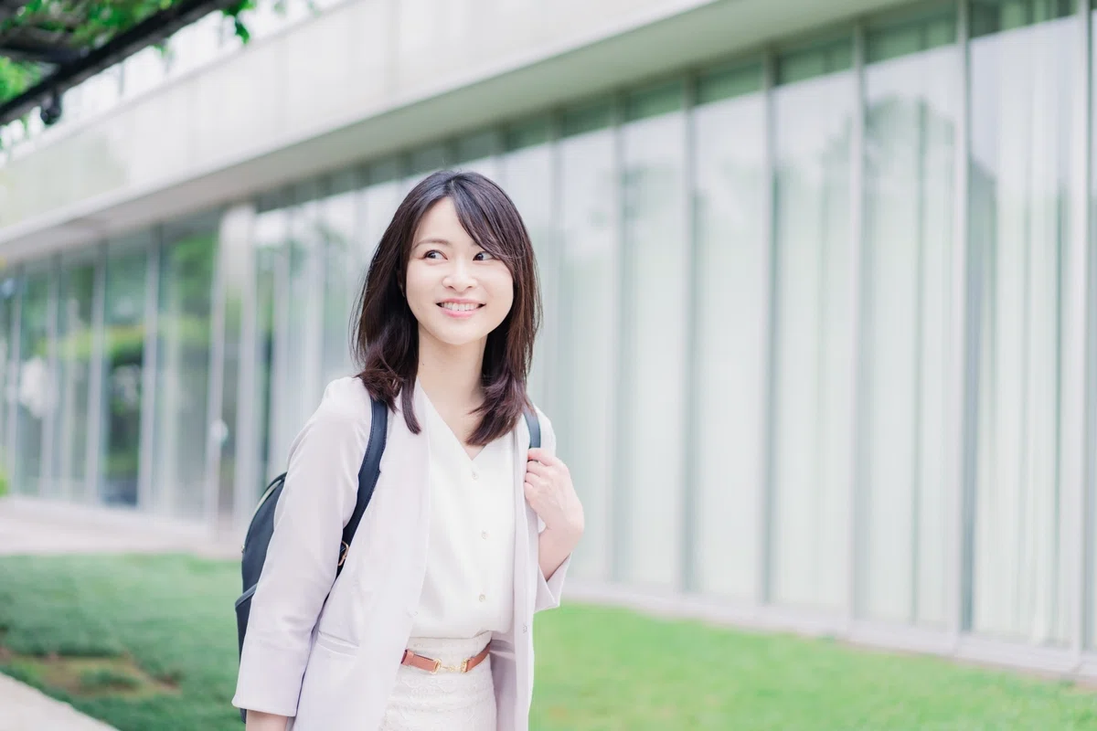 リュックを背負う女性