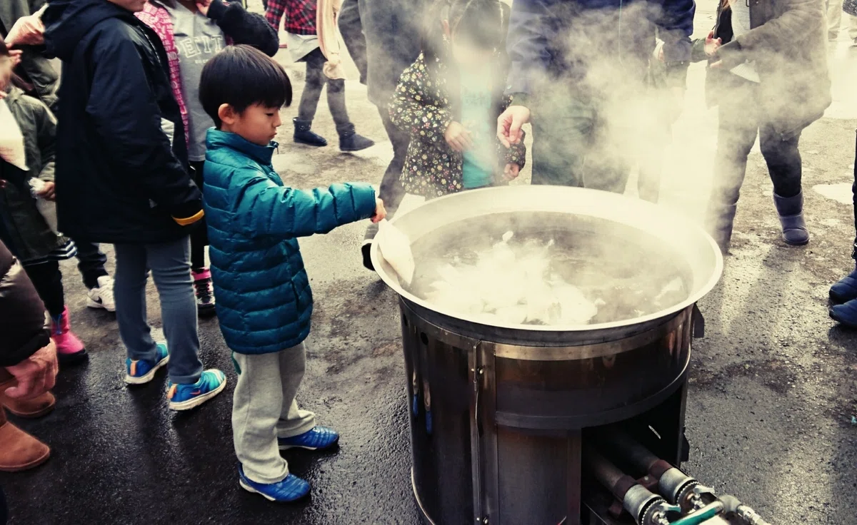 炊き出しを待つ少年