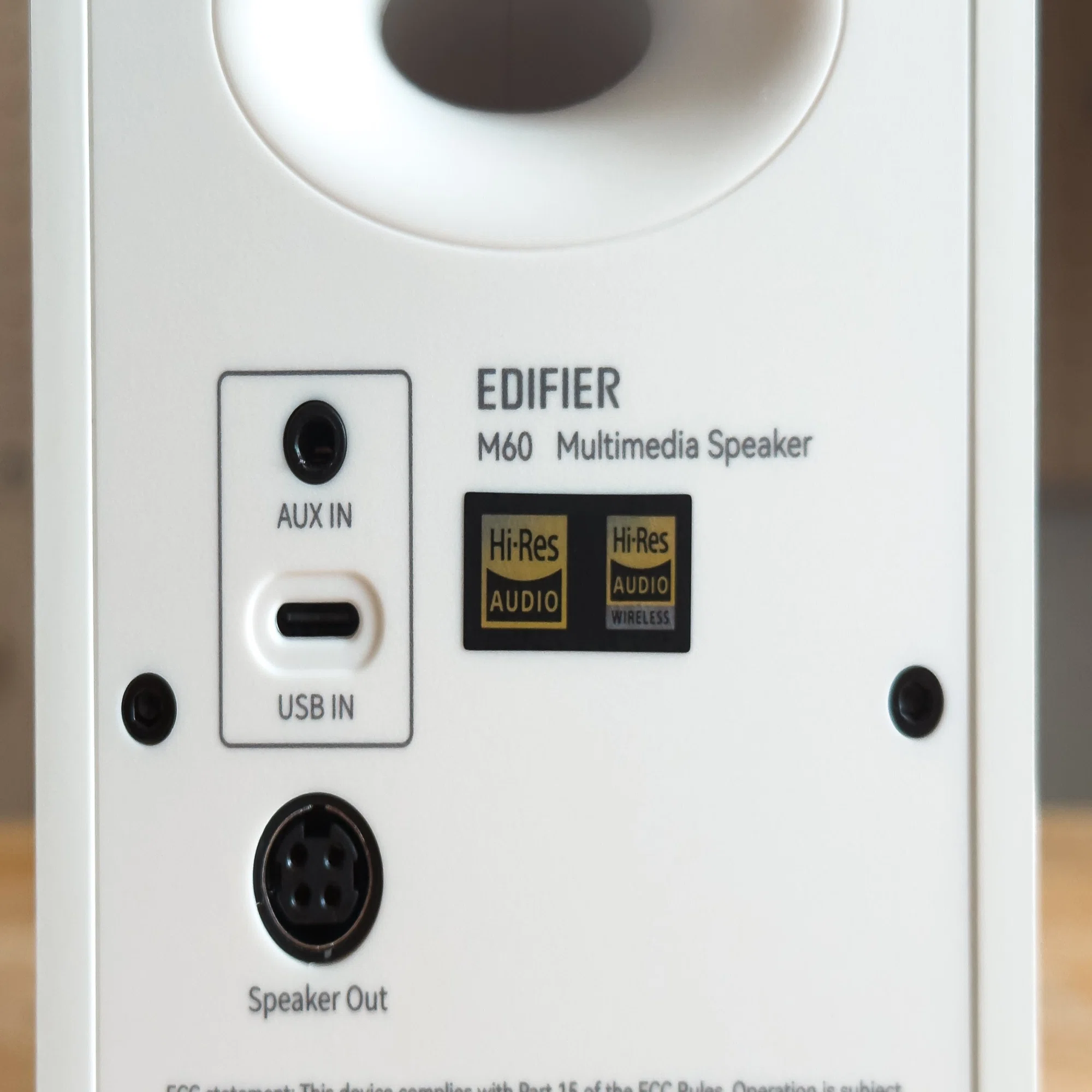 Edifier M60 レビュー｜小型で迫力あるサウンドを楽しめるデスクトップ 