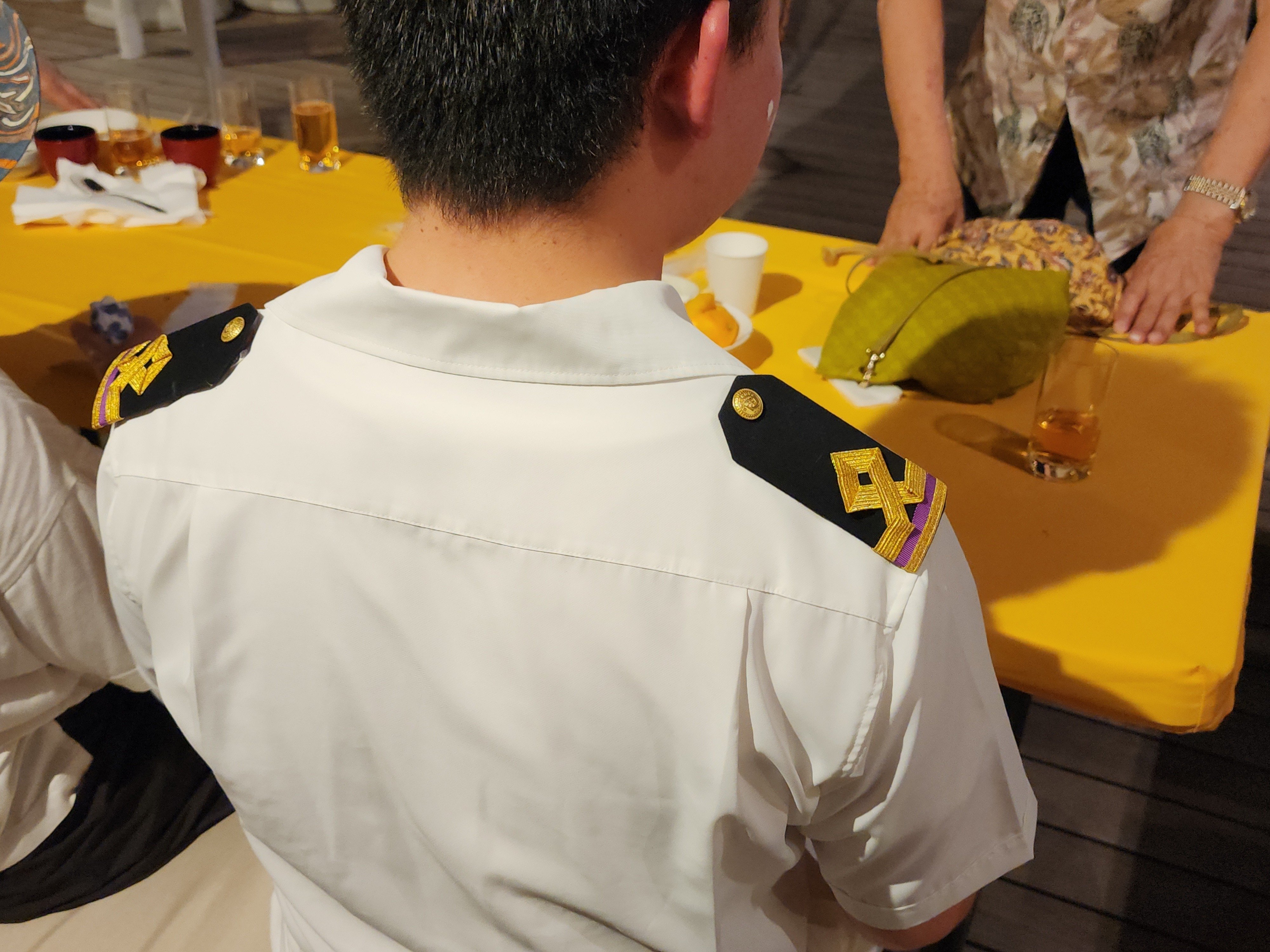 乗組員の制服、肩章や袖章が役職、階級によって違います。金筋色