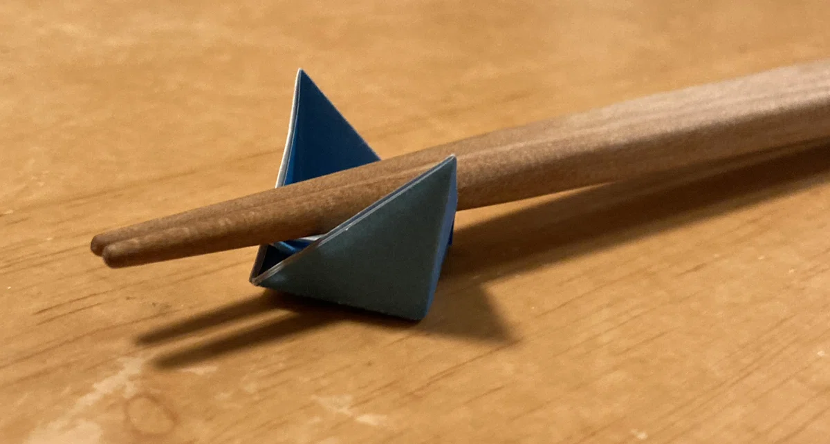 母直伝】簡単で美しい！箸袋で作る箸置き｜knttnk
