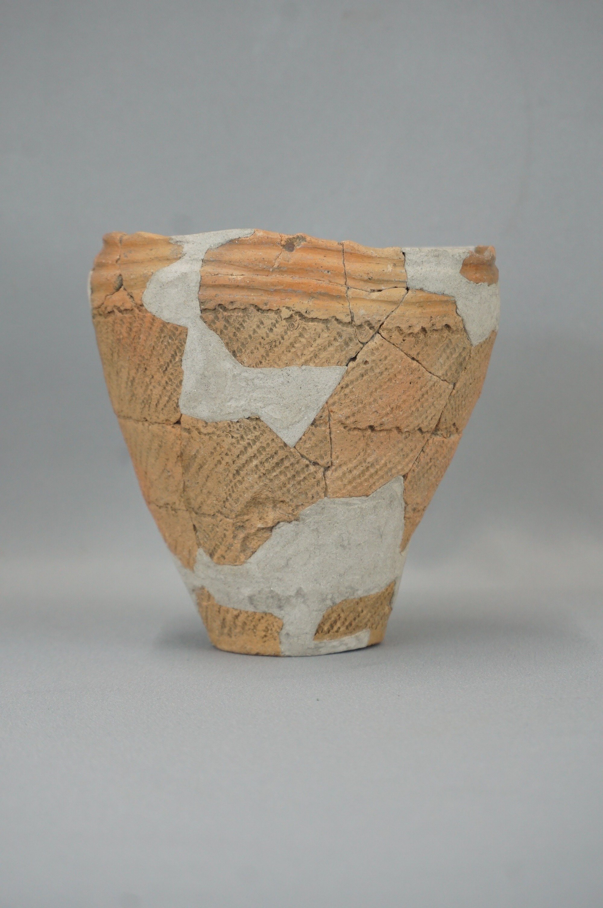 半磨製石器(出土品)(約10㎝×約10㎝×約2・5㎝)