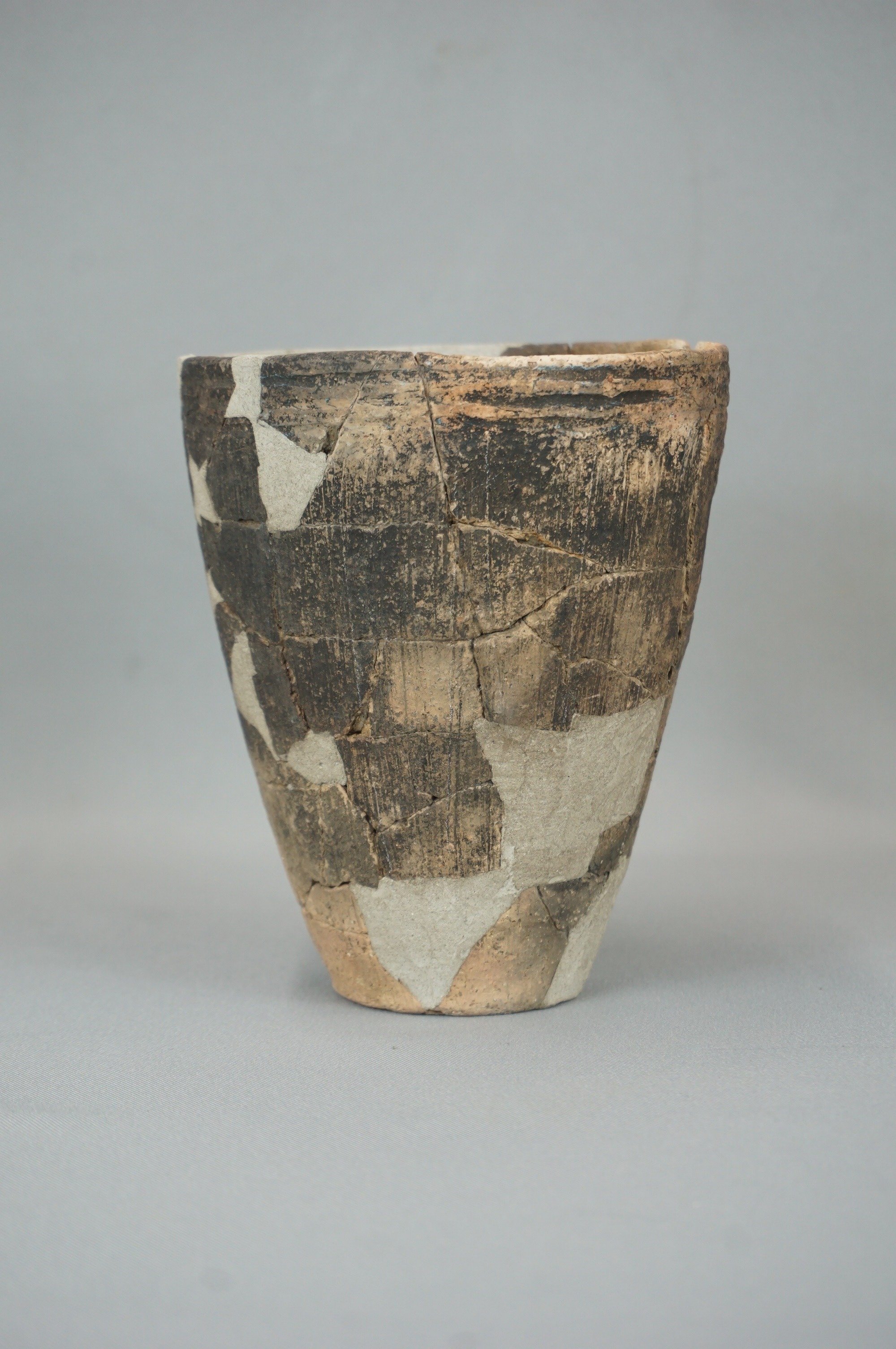 半磨製石器(出土品)　(約10㎝×約10㎝×約2・5㎝) 半磨製石器(出土品) (約10㎝×約10㎝×約2・5㎝)