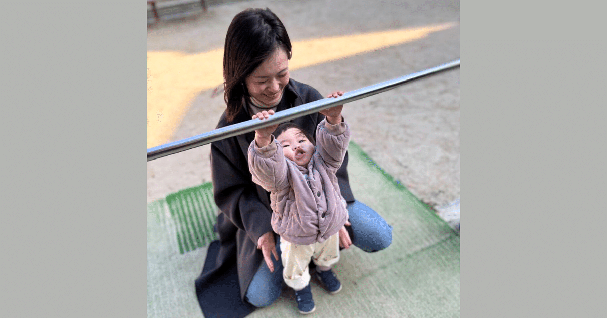 日中は集中して仕事に取り組み、夕方は一旦抜けて保育園のお迎えへ行くEさん。その後、夕礼には1歳の長女と一緒に参加しています。